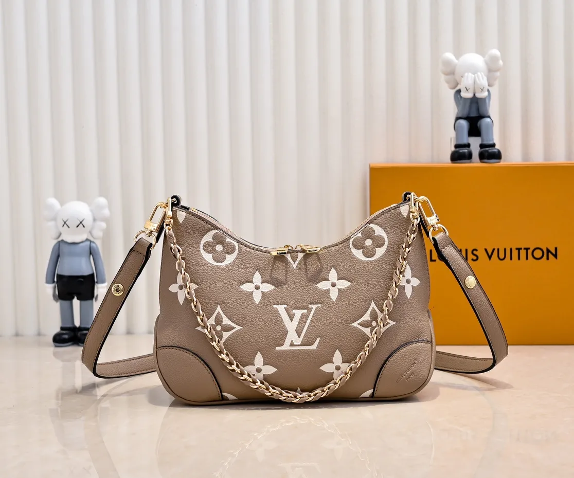 P💰240 Guangzhou product upgraded original model number M13224 elephant gray silk screen 12930 black embossed 45832 BOULOGNE handbag This Boulogne handbag uses Monogram Empreinte leather to reinterpret the classic design, and can show your individual style in a variety of carrying methods. An interior slip pocket can easily store your smartphone, and the braided chain is accented with dazzling hardware. Detailed Features 29 x 16 x 9.5 cm (Length x Height x Width) Embossed grained cow leather Cow leather trim Textile lining Metal hardware Double zipper closure Internal slip pocket Holds smartphone, keys, short wallet and headphones Shoulder strap: Removable, adjustable Strap half length: 31.0 cm Strap half length adjustable to: 50.0 cm Chain: Removable Chain half length: 25.0 cm