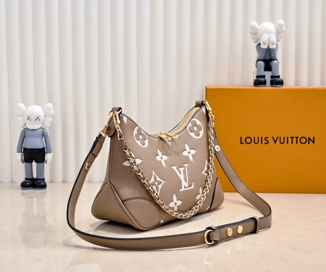 P💰240 Guangzhou product upgraded original model number M13224 elephant gray silk screen 12930 black embossed 45832 BOULOGNE handbag This Boulogne handbag uses Monogram Empreinte leather to reinterpret the classic design, and can show your individual style in a variety of carrying methods. An interior slip pocket can easily store your smartphone, and the braided chain is accented with dazzling hardware. Detailed Features 29 x 16 x 9.5 cm (Length x Height x Width) Embossed grained cow leather Cow leather trim Textile lining Metal hardware Double zipper closure Internal slip pocket Holds smartphone, keys, short wallet and headphones Shoulder strap: Removable, adjustable Strap half length: 31.0 cm Strap half length adjustable to: 50.0 cm Chain: Removable Chain half length: 25.0 cm