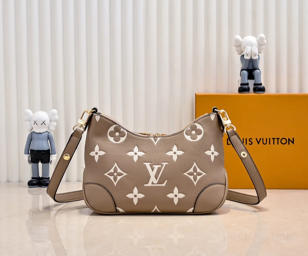 P💰240 Guangzhou product upgraded original model number M13224 elephant gray silk screen 12930 black embossed 45832 BOULOGNE handbag This Boulogne handbag uses Monogram Empreinte leather to reinterpret the classic design, and can show your individual style in a variety of carrying methods. An interior slip pocket can easily store your smartphone, and the braided chain is accented with dazzling hardware. Detailed Features 29 x 16 x 9.5 cm (Length x Height x Width) Embossed grained cow leather Cow leather trim Textile lining Metal hardware Double zipper closure Internal slip pocket Holds smartphone, keys, short wallet and headphones Shoulder strap: Removable, adjustable Strap half length: 31.0 cm Strap half length adjustable to: 50.0 cm Chain: Removable Chain half length: 25.0 cm