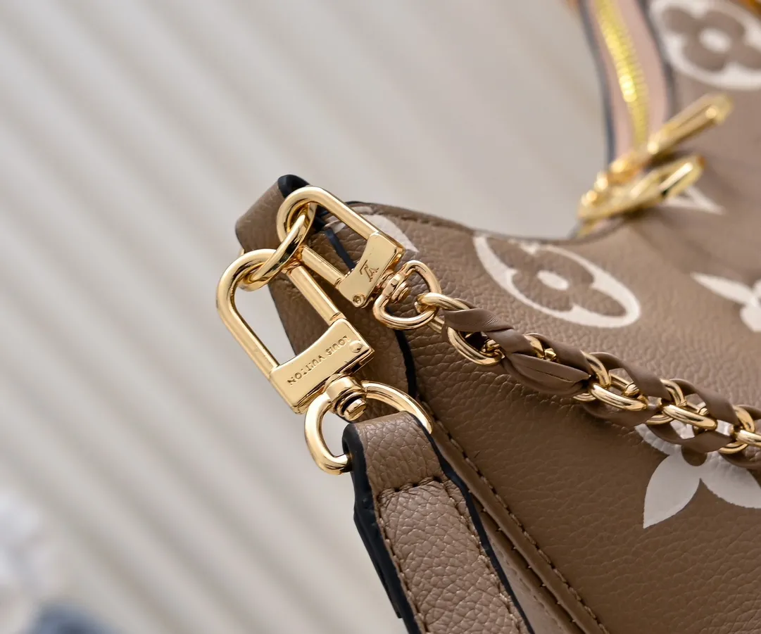 P💰240 Guangzhou product upgraded original model number M13224 elephant gray silk screen 12930 black embossed 45832 BOULOGNE handbag This Boulogne handbag uses Monogram Empreinte leather to reinterpret the classic design, and can show your individual style in a variety of carrying methods. An interior slip pocket can easily store your smartphone, and the braided chain is accented with dazzling hardware. Detailed Features 29 x 16 x 9.5 cm (Length x Height x Width) Embossed grained cow leather Cow leather trim Textile lining Metal hardware Double zipper closure Internal slip pocket Holds smartphone, keys, short wallet and headphones Shoulder strap: Removable, adjustable Strap half length: 31.0 cm Strap half length adjustable to: 50.0 cm Chain: Removable Chain half length: 25.0 cm
