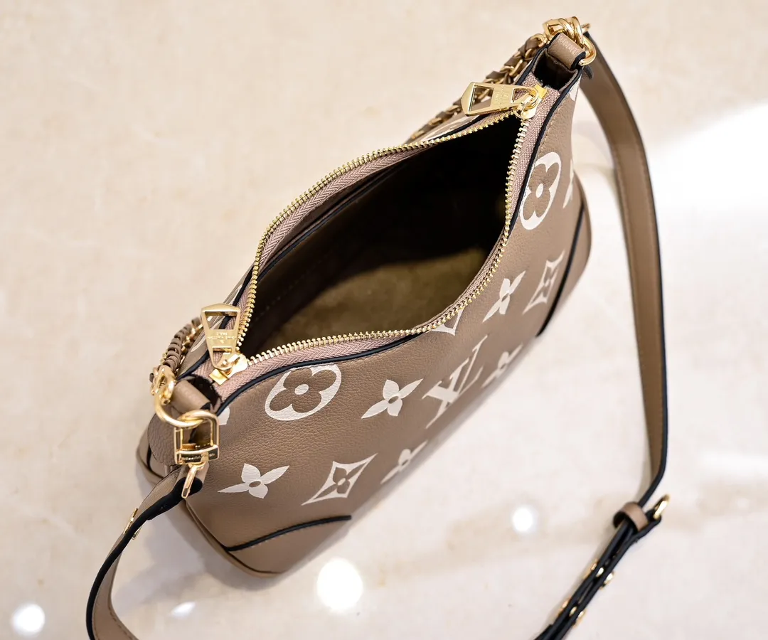 P💰240 Guangzhou product upgraded original model number M13224 elephant gray silk screen 12930 black embossed 45832 BOULOGNE handbag This Boulogne handbag uses Monogram Empreinte leather to reinterpret the classic design, and can show your individual style in a variety of carrying methods. An interior slip pocket can easily store your smartphone, and the braided chain is accented with dazzling hardware. Detailed Features 29 x 16 x 9.5 cm (Length x Height x Width) Embossed grained cow leather Cow leather trim Textile lining Metal hardware Double zipper closure Internal slip pocket Holds smartphone, keys, short wallet and headphones Shoulder strap: Removable, adjustable Strap half length: 31.0 cm Strap half length adjustable to: 50.0 cm Chain: Removable Chain half length: 25.0 cm