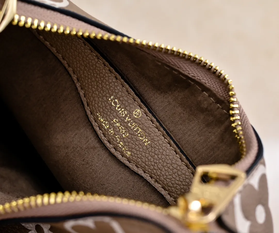 P💰240 Guangzhou product upgraded original model number M13224 elephant gray silk screen 12930 black embossed 45832 BOULOGNE handbag This Boulogne handbag uses Monogram Empreinte leather to reinterpret the classic design, and can show your individual style in a variety of carrying methods. An interior slip pocket can easily store your smartphone, and the braided chain is accented with dazzling hardware. Detailed Features 29 x 16 x 9.5 cm (Length x Height x Width) Embossed grained cow leather Cow leather trim Textile lining Metal hardware Double zipper closure Internal slip pocket Holds smartphone, keys, short wallet and headphones Shoulder strap: Removable, adjustable Strap half length: 31.0 cm Strap half length adjustable to: 50.0 cm Chain: Removable Chain half length: 25.0 cm