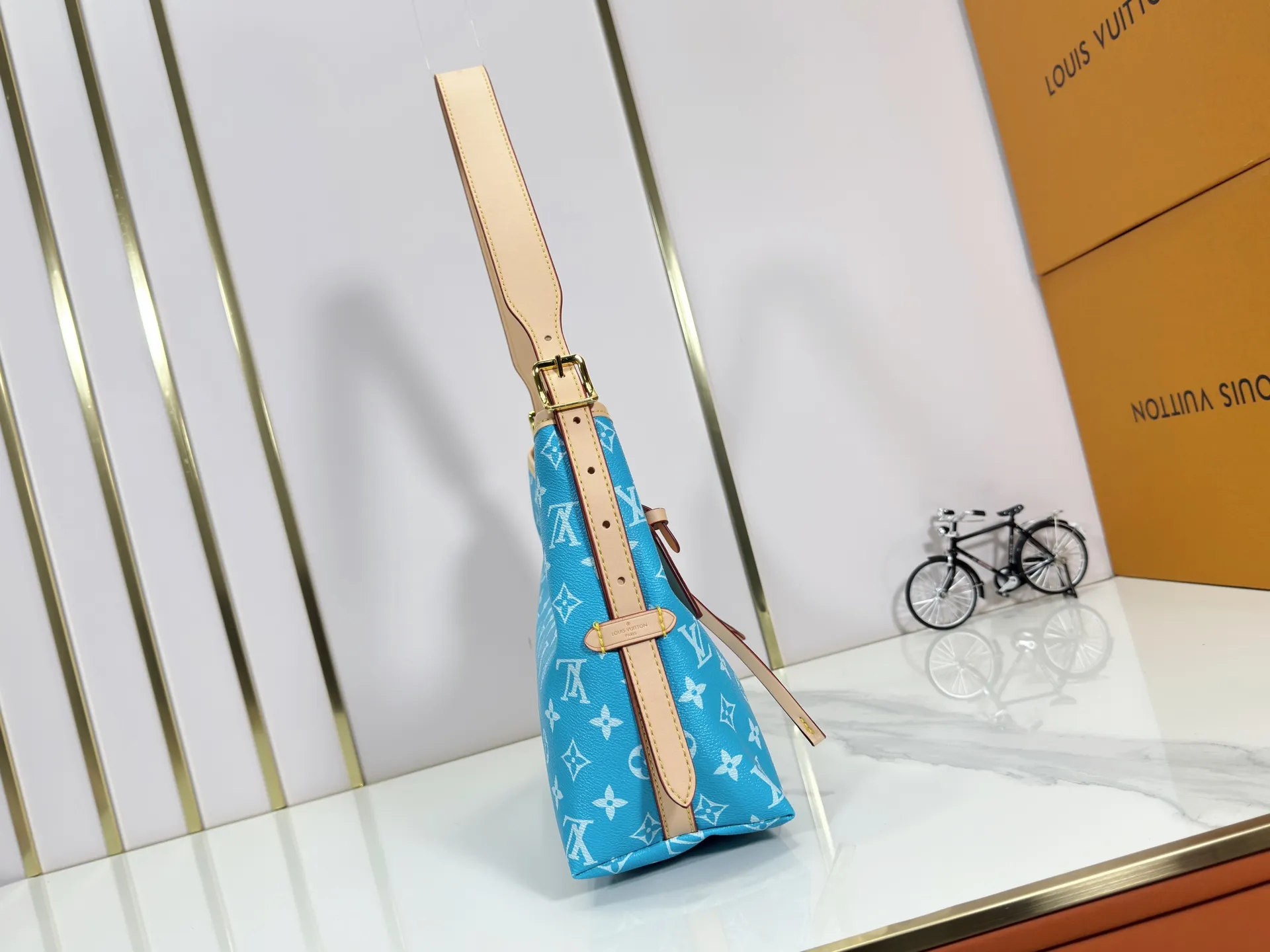 P280 upgraded original M24861 M25143 M46203 M46197 Colorful, legendary CarryAll medium handbag, with Monogram canvas and leather trimming to create a body-fitting design. There's a zipped pocket inside the ample space, and a detachable zipped clutch adds a functional element, with a buckle-adjustable handle. Small size: 29 x 24 x 12 cm