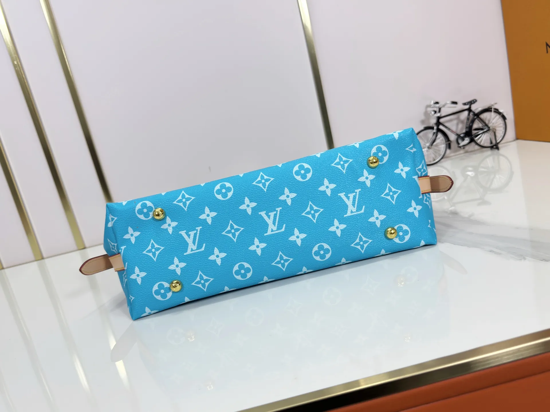 P280 upgraded original M24861 M25143 M46203 M46197 Colorful, legendary CarryAll medium handbag, with Monogram canvas and leather trimming to create a body-fitting design. There's a zipped pocket inside the ample space, and a detachable zipped clutch adds a functional element, with a buckle-adjustable handle. Small size: 29 x 24 x 12 cm