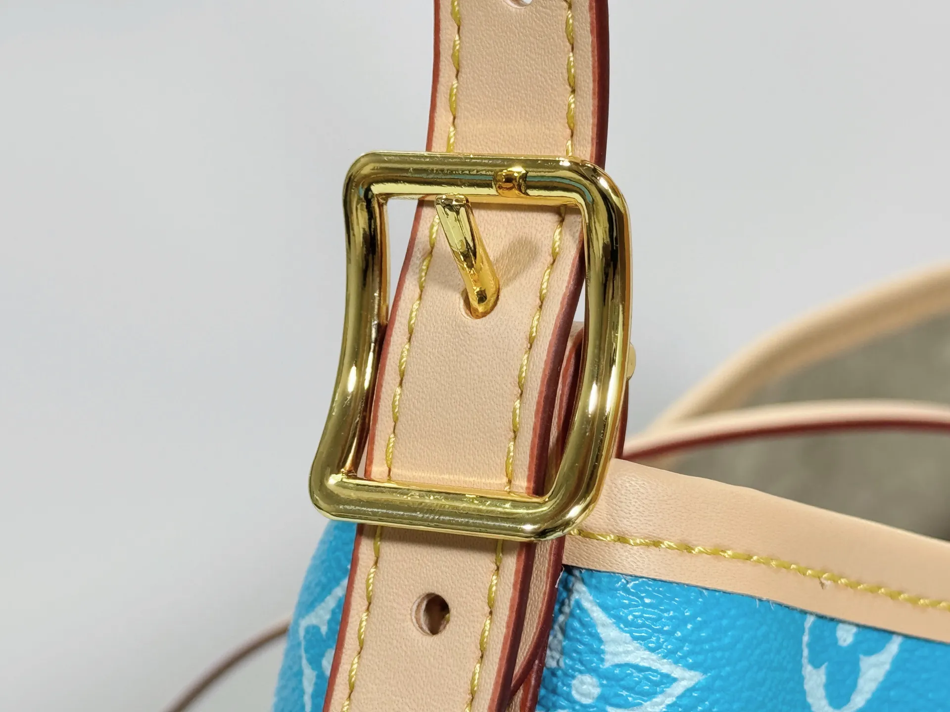 P280 upgraded original M24861 M25143 M46203 M46197 Colorful, legendary CarryAll medium handbag, with Monogram canvas and leather trimming to create a body-fitting design. There's a zipped pocket inside the ample space, and a detachable zipped clutch adds a functional element, with a buckle-adjustable handle. Small size: 29 x 24 x 12 cm