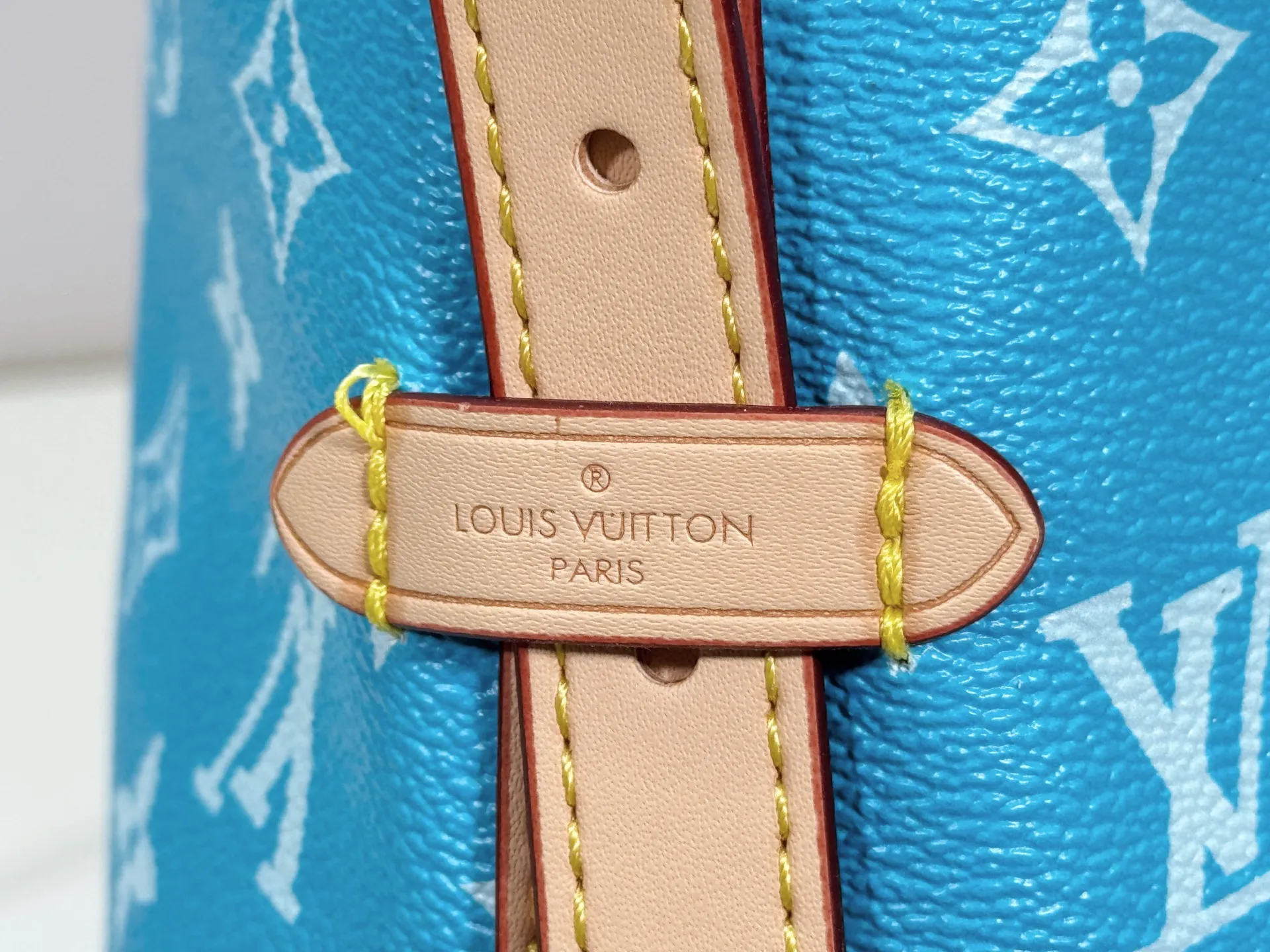 P280 upgraded original M24861 M25143 M46203 M46197 Colorful, legendary CarryAll medium handbag, with Monogram canvas and leather trimming to create a body-fitting design. There's a zipped pocket inside the ample space, and a detachable zipped clutch adds a functional element, with a buckle-adjustable handle. Small size: 29 x 24 x 12 cm