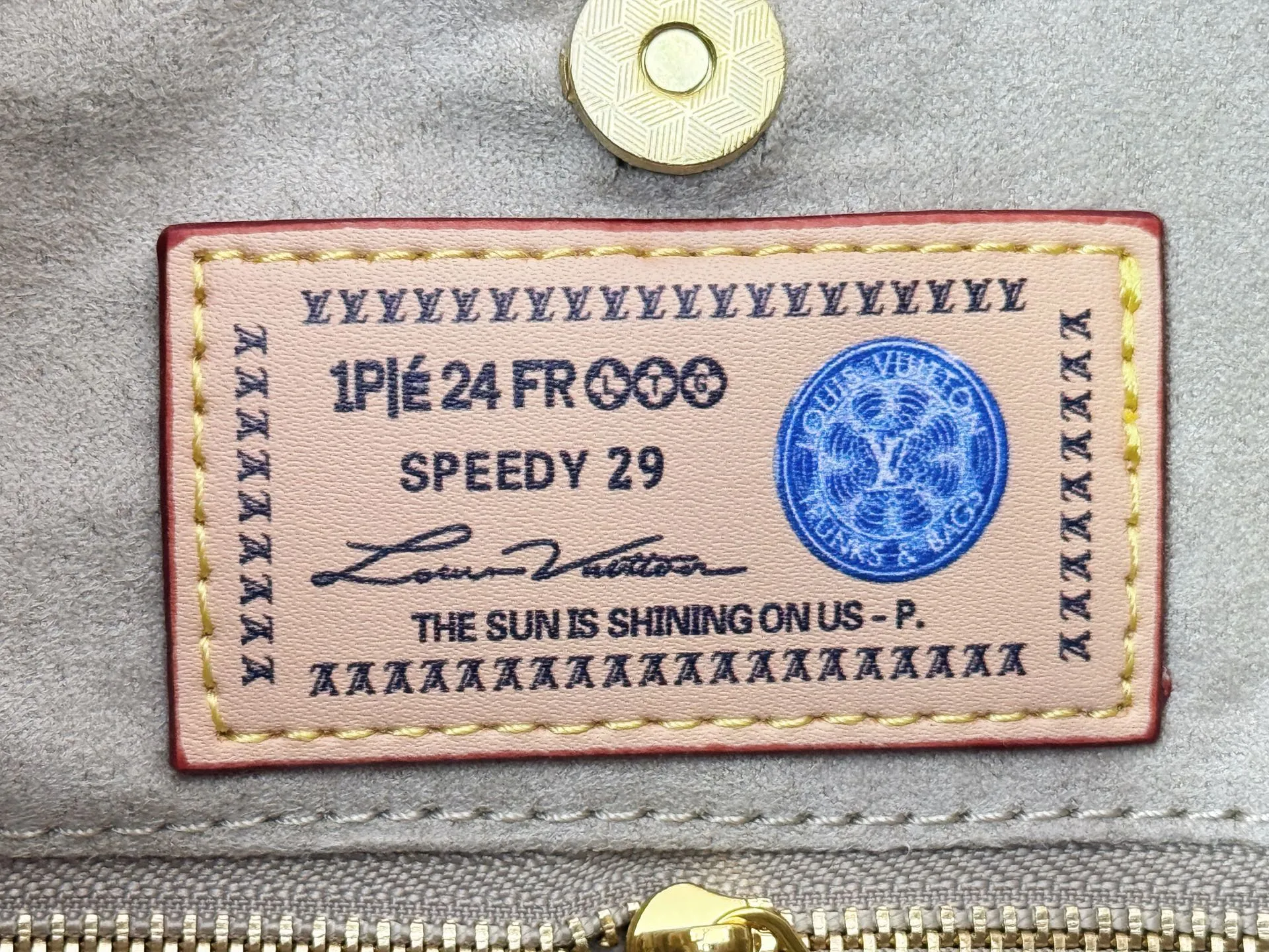 P280 upgraded original M24861 M25143 M46203 M46197 Colorful, legendary CarryAll medium handbag, with Monogram canvas and leather trimming to create a body-fitting design. There's a zipped pocket inside the ample space, and a detachable zipped clutch adds a functional element, with a buckle-adjustable handle. Small size: 29 x 24 x 12 cm
