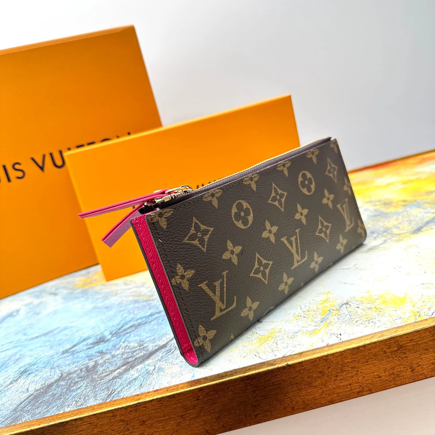 💰120 💎Top original version #Super practical, still popular# Official website synchronized version! Combining Louis Vuitton's classic Monogram canvas material with a bright colored leather lining, the stylish Adele wallet features a modern thin design, two leather zippers and a magnetic clasp for easy opening. It also works as a clutch. 12 credit card slots, 2 zippered compartments for coins or a smartphone, 2 flat interior pockets, embossed cowhide leather lining, shiny gold-tone hardware. ❤️Model: M61269 Size 21x9x2.