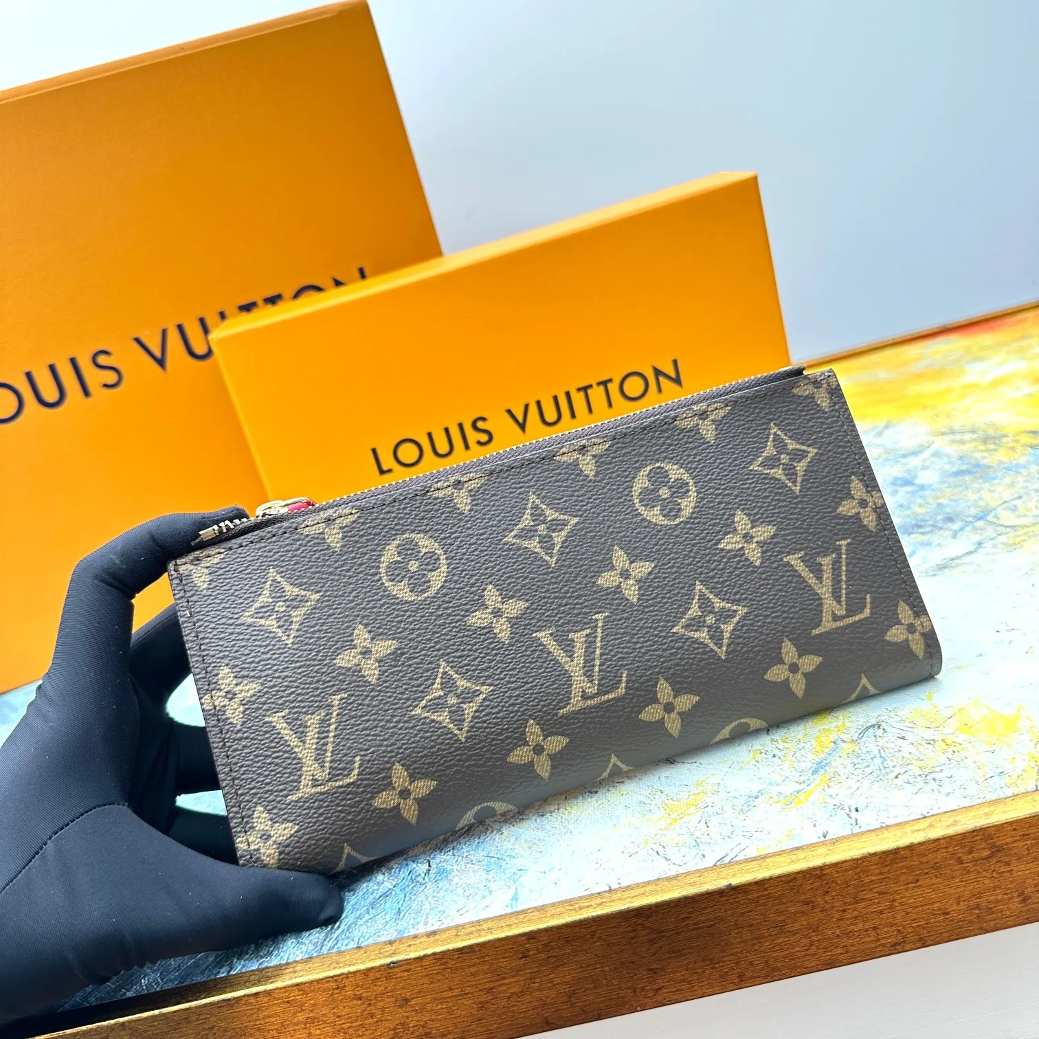 💰120 💎Top original version #Super practical, still popular# Official website synchronized version! Combining Louis Vuitton's classic Monogram canvas material with a bright colored leather lining, the stylish Adele wallet features a modern thin design, two leather zippers and a magnetic clasp for easy opening. It also works as a clutch. 12 credit card slots, 2 zippered compartments for coins or a smartphone, 2 flat interior pockets, embossed cowhide leather lining, shiny gold-tone hardware. ❤️Model: M61269 Size 21x9x2.