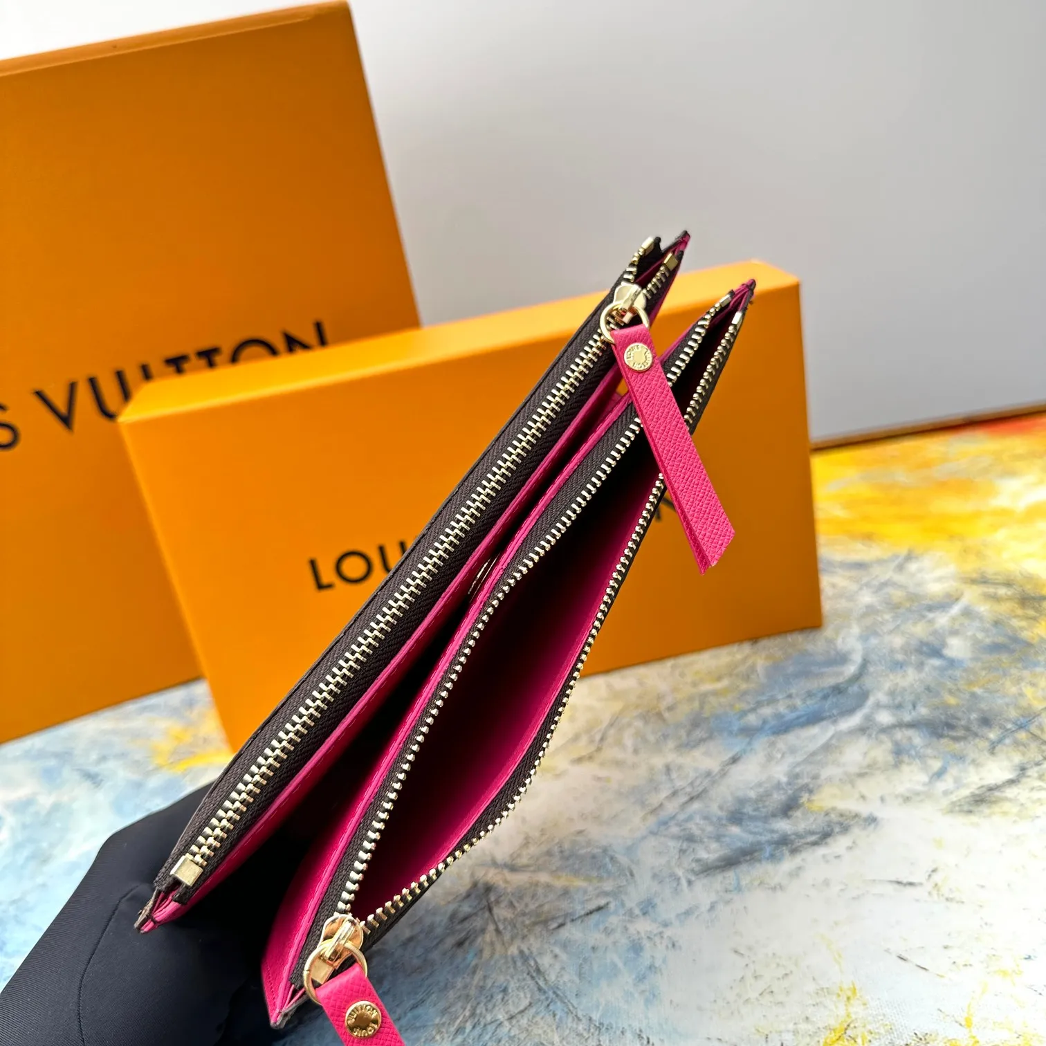 💰120 💎Top original version #Super practical, still popular# Official website synchronized version! Combining Louis Vuitton's classic Monogram canvas material with a bright colored leather lining, the stylish Adele wallet features a modern thin design, two leather zippers and a magnetic clasp for easy opening. It also works as a clutch. 12 credit card slots, 2 zippered compartments for coins or a smartphone, 2 flat interior pockets, embossed cowhide leather lining, shiny gold-tone hardware. ❤️Model: M61269 Size 21x9x2.