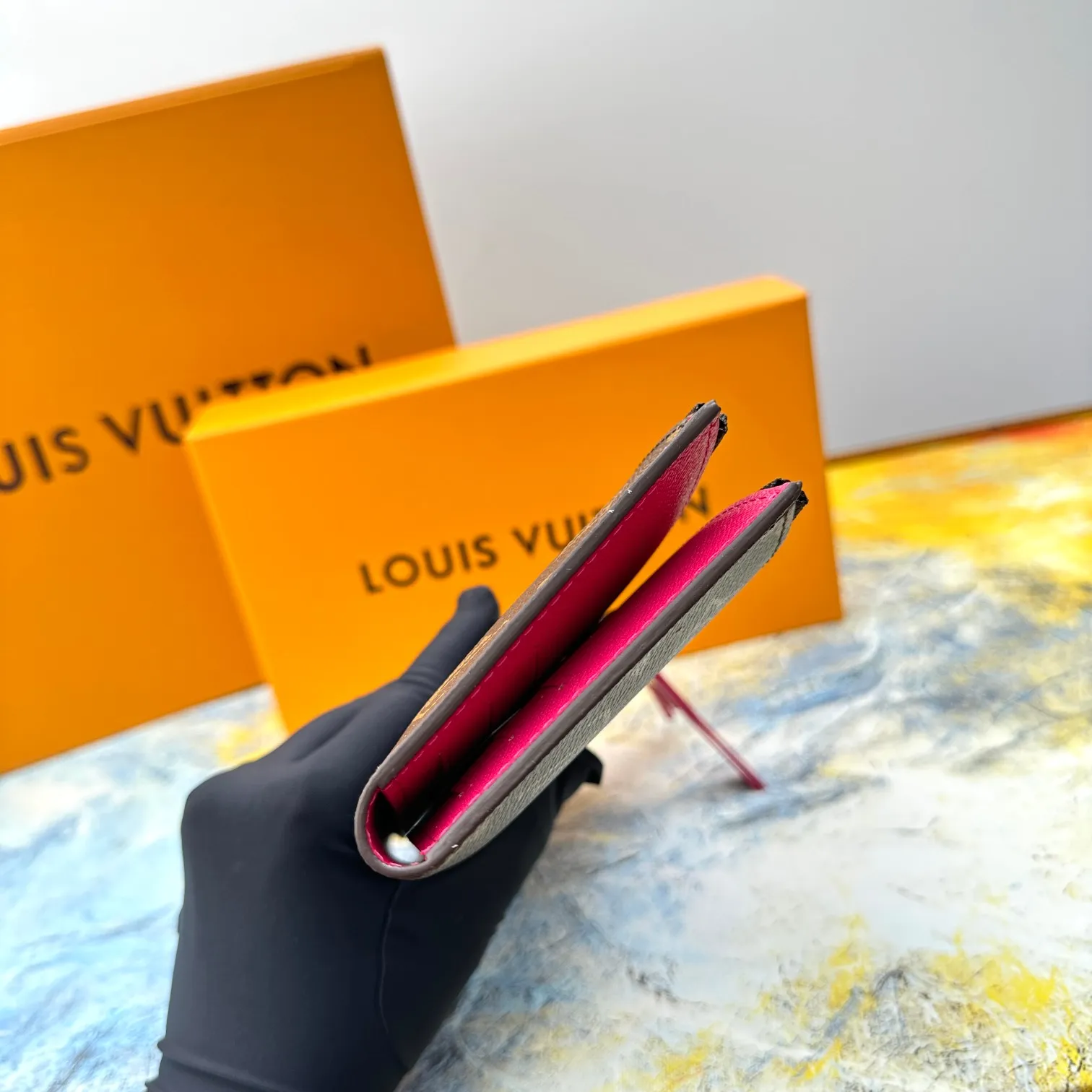 💰120 💎Top original version #Super practical, still popular# Official website synchronized version! Combining Louis Vuitton's classic Monogram canvas material with a bright colored leather lining, the stylish Adele wallet features a modern thin design, two leather zippers and a magnetic clasp for easy opening. It also works as a clutch. 12 credit card slots, 2 zippered compartments for coins or a smartphone, 2 flat interior pockets, embossed cowhide leather lining, shiny gold-tone hardware. ❤️Model: M61269 Size 21x9x2.