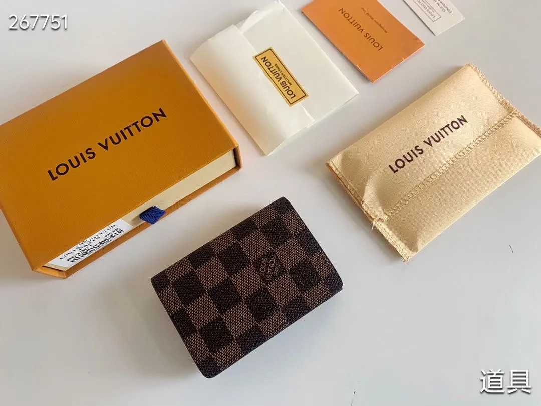 P80 💎LV ENVELOPPE CARTE DE VISITE Card Holder Wallet Made of classic Monogram coated canvas, this Enveloppe Carte de Visite card holder allows you to carry business cards or credit cards with you delicately. It can be easily stored in almost any pocket and uses snap buttons to open and close. Style number: M63801. Model: 10.5x 8x1. Coding: nn71/145125/57