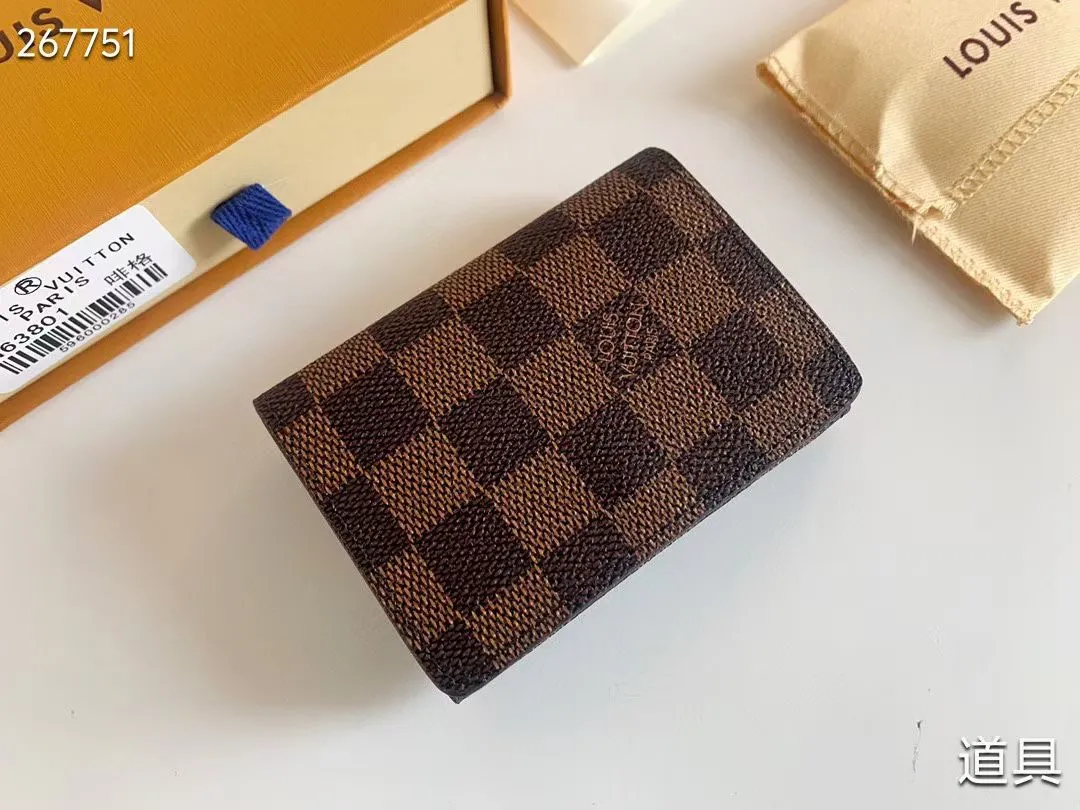 P80 💎LV ENVELOPPE CARTE DE VISITE Card Holder Wallet Made of classic Monogram coated canvas, this Enveloppe Carte de Visite card holder allows you to carry business cards or credit cards with you delicately. It can be easily stored in almost any pocket and uses snap buttons to open and close. Style number: M63801. Model: 10.5x 8x1. Coding: nn71/145125/57