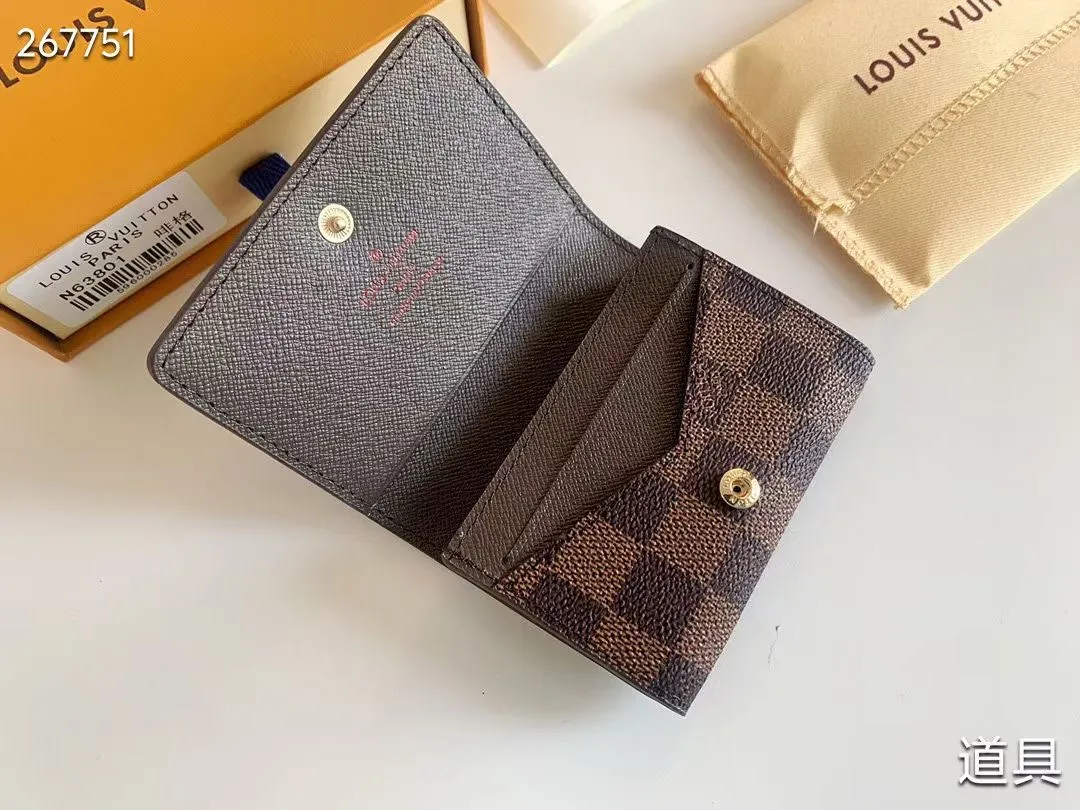 P80 💎LV ENVELOPPE CARTE DE VISITE Card Holder Wallet Made of classic Monogram coated canvas, this Enveloppe Carte de Visite card holder allows you to carry business cards or credit cards with you delicately. It can be easily stored in almost any pocket and uses snap buttons to open and close. Style number: M63801. Model: 10.5x 8x1. Coding: nn71/145125/57