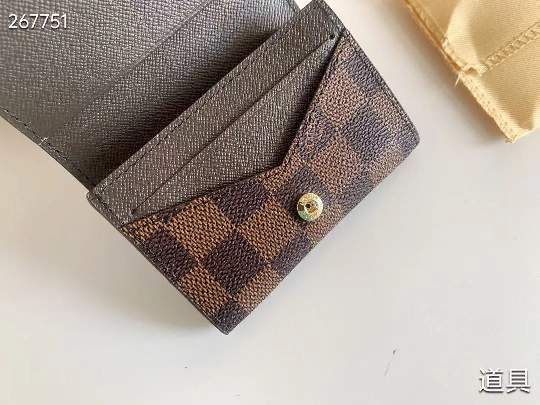 P80 💎LV ENVELOPPE CARTE DE VISITE Card Holder Wallet Made of classic Monogram coated canvas, this Enveloppe Carte de Visite card holder allows you to carry business cards or credit cards with you delicately. It can be easily stored in almost any pocket and uses snap buttons to open and close. Style number: M63801. Model: 10.5x 8x1. Coding: nn71/145125/57