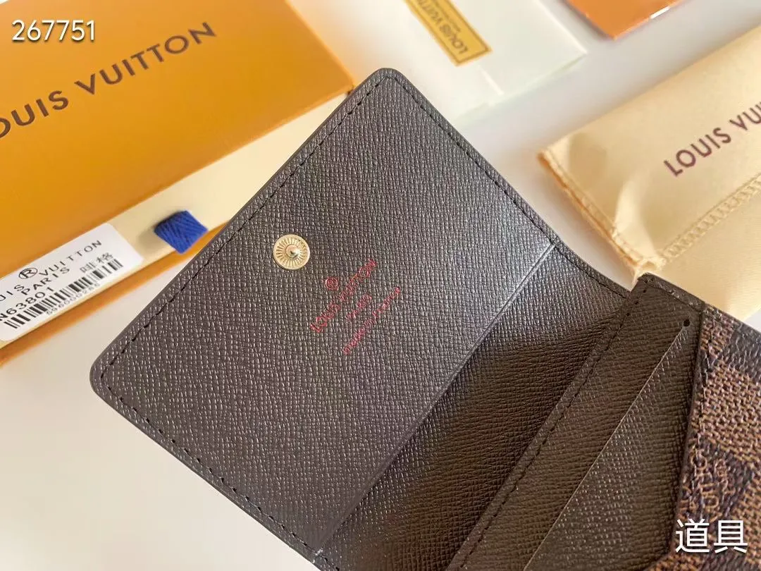 P80 💎LV ENVELOPPE CARTE DE VISITE Card Holder Wallet Made of classic Monogram coated canvas, this Enveloppe Carte de Visite card holder allows you to carry business cards or credit cards with you delicately. It can be easily stored in almost any pocket and uses snap buttons to open and close. Style number: M63801. Model: 10.5x 8x1. Coding: nn71/145125/57