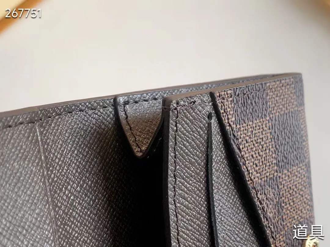 P80 💎LV ENVELOPPE CARTE DE VISITE Card Holder Wallet Made of classic Monogram coated canvas, this Enveloppe Carte de Visite card holder allows you to carry business cards or credit cards with you delicately. It can be easily stored in almost any pocket and uses snap buttons to open and close. Style number: M63801. Model: 10.5x 8x1. Coding: nn71/145125/57