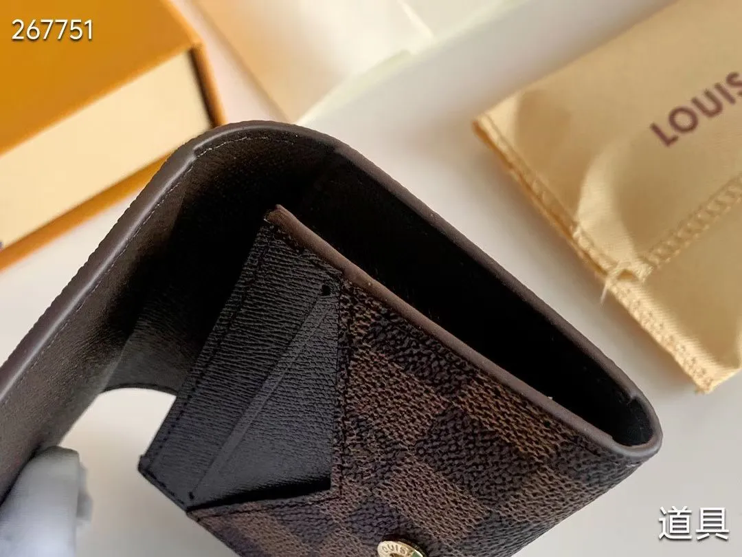 P80 💎LV ENVELOPPE CARTE DE VISITE Card Holder Wallet Made of classic Monogram coated canvas, this Enveloppe Carte de Visite card holder allows you to carry business cards or credit cards with you delicately. It can be easily stored in almost any pocket and uses snap buttons to open and close. Style number: M63801. Model: 10.5x 8x1. Coding: nn71/145125/57