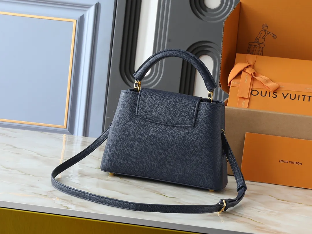 💰440💰Guangzhou goods Upgraded from the original M14381 M14970 M14393 M14972 M14971 This Capucines BB handbag quotes the design elements of the Harmony series and tells the inspiration of the Monogram flower with a gorgeous chain. The Taurillon cow leather body is embellished with a resin-coated LV logo, and the flap can be opened externally or internally to reveal a neat interior with multiple pockets. Dimensions: 27.0 x 17.3 x 9.0 cm (length x height x width)