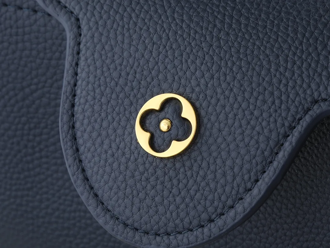 💰440💰Guangzhou goods Upgraded from the original M14381 M14970 M14393 M14972 M14971 This Capucines BB handbag quotes the design elements of the Harmony series and tells the inspiration of the Monogram flower with a gorgeous chain. The Taurillon cow leather body is embellished with a resin-coated LV logo, and the flap can be opened externally or internally to reveal a neat interior with multiple pockets. Dimensions: 27.0 x 17.3 x 9.0 cm (length x height x width)