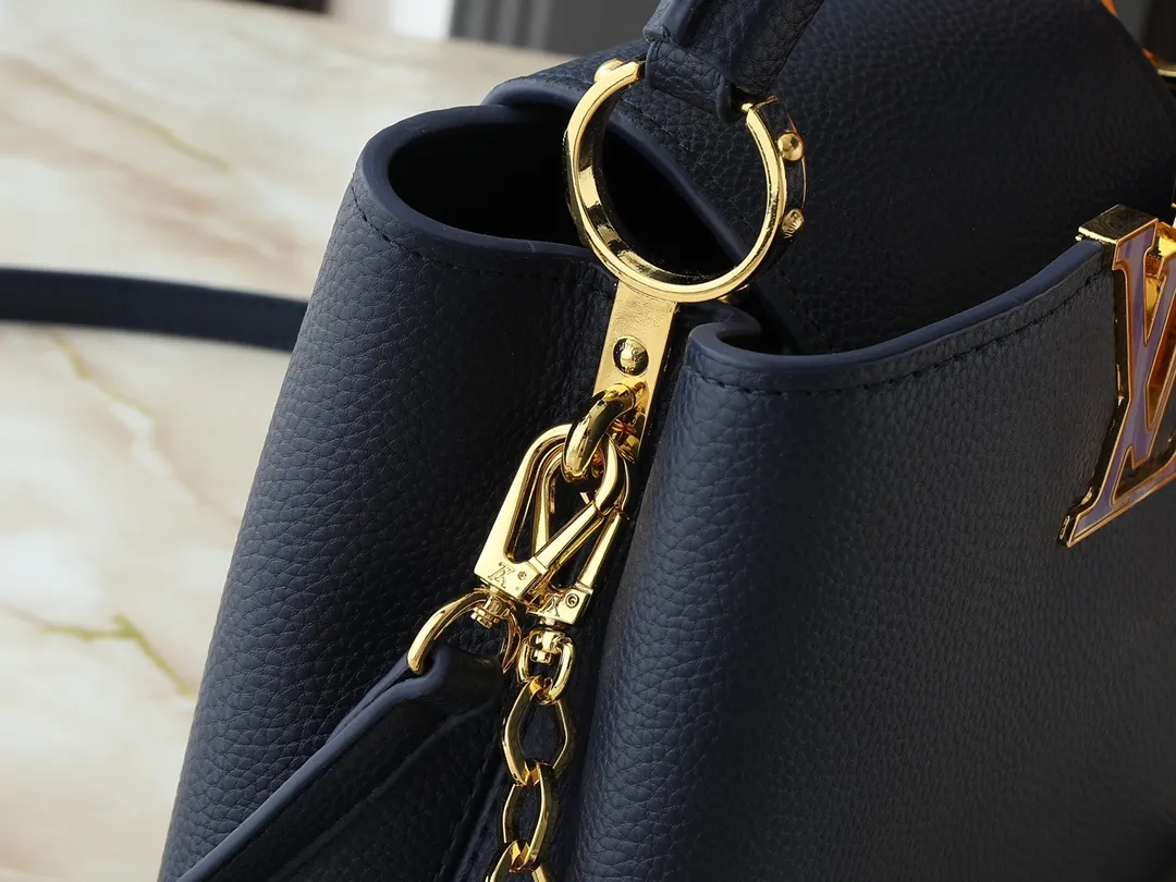 💰440💰Guangzhou goods Upgraded from the original M14381 M14970 M14393 M14972 M14971 This Capucines BB handbag quotes the design elements of the Harmony series and tells the inspiration of the Monogram flower with a gorgeous chain. The Taurillon cow leather body is embellished with a resin-coated LV logo, and the flap can be opened externally or internally to reveal a neat interior with multiple pockets. Dimensions: 27.0 x 17.3 x 9.0 cm (length x height x width)