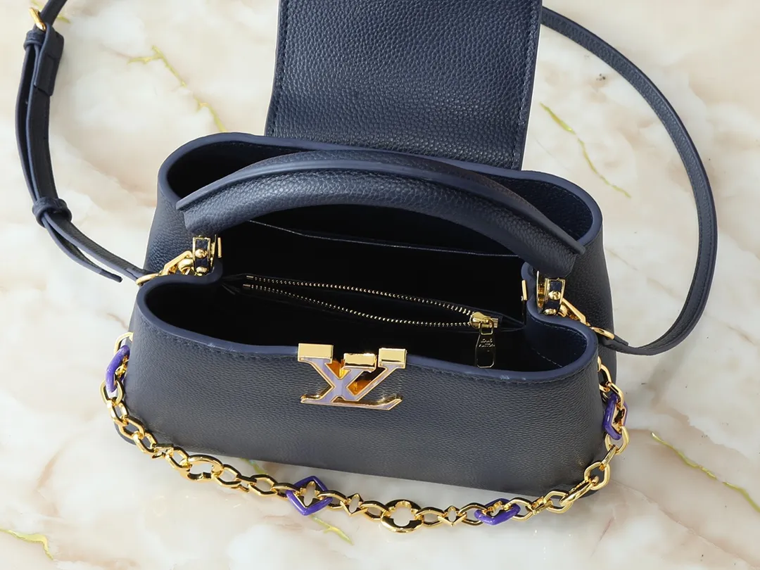 💰440💰Guangzhou goods Upgraded from the original M14381 M14970 M14393 M14972 M14971 This Capucines BB handbag quotes the design elements of the Harmony series and tells the inspiration of the Monogram flower with a gorgeous chain. The Taurillon cow leather body is embellished with a resin-coated LV logo, and the flap can be opened externally or internally to reveal a neat interior with multiple pockets. Dimensions: 27.0 x 17.3 x 9.0 cm (length x height x width)