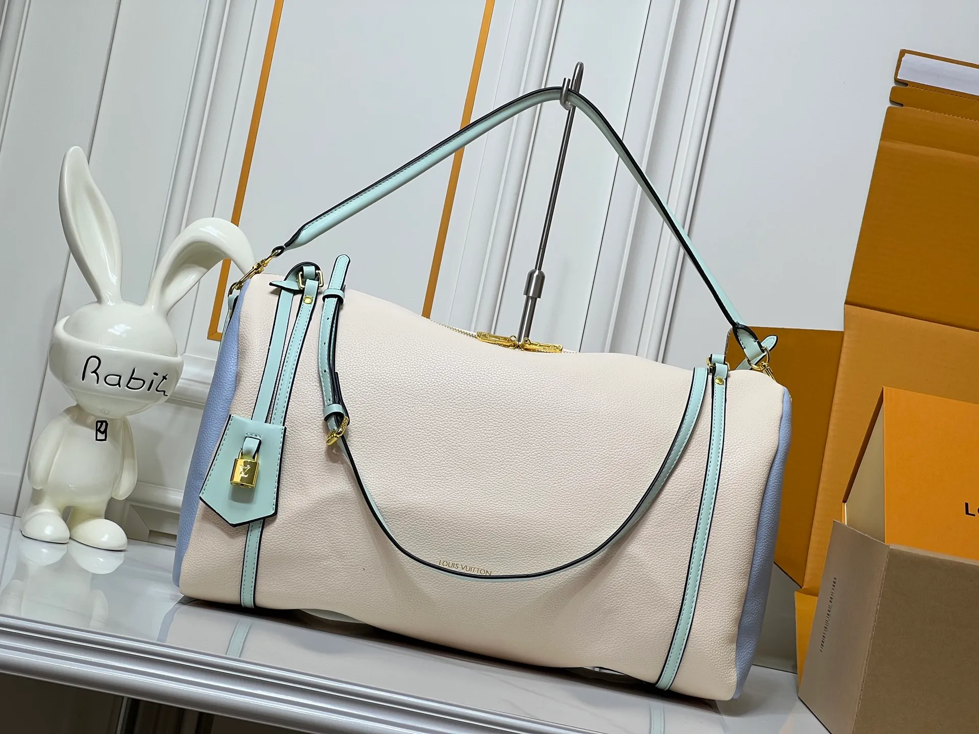 Batch 300💰Upgraded original M26037 M26451 M26359 M26397 M26358 M26039 M26905 M26360 M13668 M13667 This large Express Travel handbag injects a gentle atmosphere into the classic Keepall handbag, highlighting Nicolas Ghesquière's keen insight into the rhythm of urban travel. Made from fine-grained cowhide leather with Monogram canvas elements, the soft construction offers plenty of space, and the adjustable handle and removable rolled-leather handle allow for flexible carrying. Dimensions: 45 x 20 x 27 (cm) ((length x height x width)