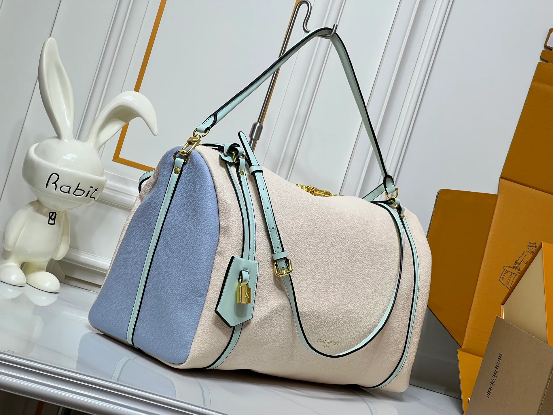 Batch 300💰Upgraded original M26037 M26451 M26359 M26397 M26358 M26039 M26905 M26360 M13668 M13667 This large Express Travel handbag injects a gentle atmosphere into the classic Keepall handbag, highlighting Nicolas Ghesquière's keen insight into the rhythm of urban travel. Made from fine-grained cowhide leather with Monogram canvas elements, the soft construction offers plenty of space, and the adjustable handle and removable rolled-leather handle allow for flexible carrying. Dimensions: 45 x 20 x 27 (cm) ((length x height x width)