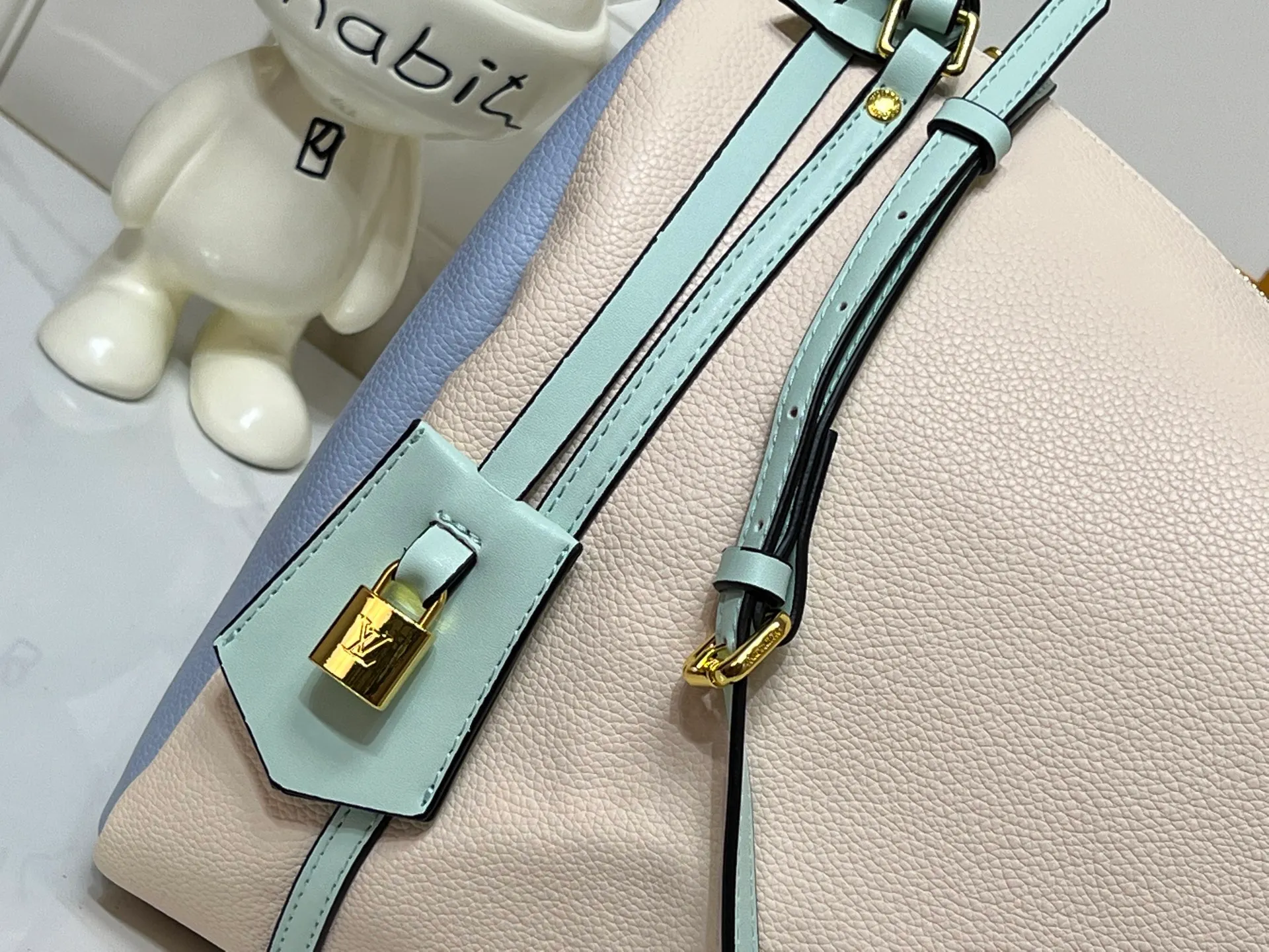 Batch 300💰Upgraded original M26037 M26451 M26359 M26397 M26358 M26039 M26905 M26360 M13668 M13667 This large Express Travel handbag injects a gentle atmosphere into the classic Keepall handbag, highlighting Nicolas Ghesquière's keen insight into the rhythm of urban travel. Made from fine-grained cowhide leather with Monogram canvas elements, the soft construction offers plenty of space, and the adjustable handle and removable rolled-leather handle allow for flexible carrying. Dimensions: 45 x 20 x 27 (cm) ((length x height x width)
