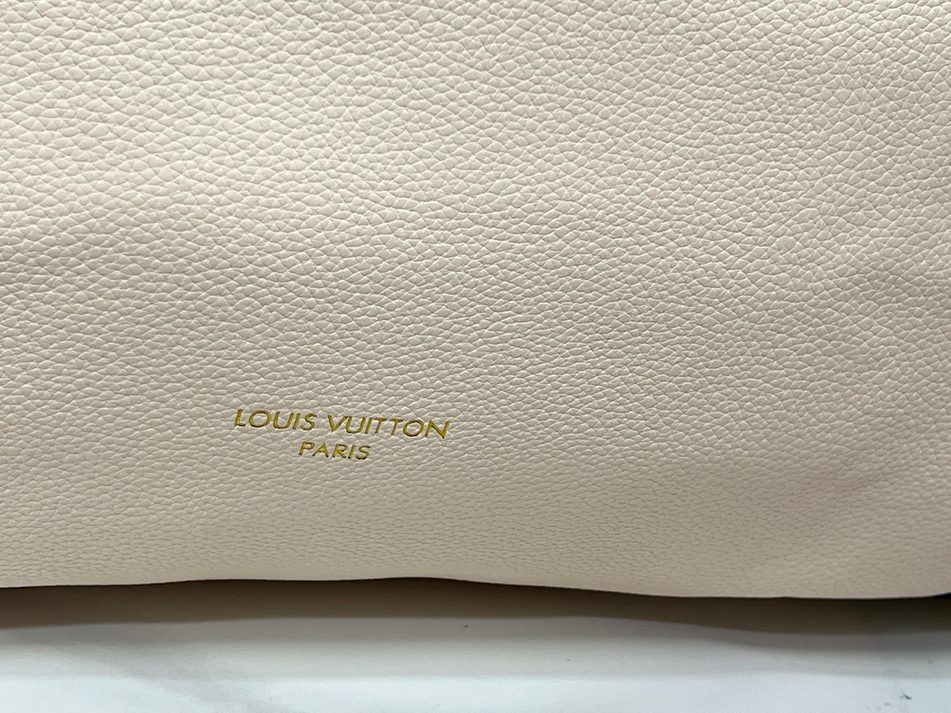 Batch 300💰Upgraded original M26037 M26451 M26359 M26397 M26358 M26039 M26905 M26360 M13668 M13667 This large Express Travel handbag injects a gentle atmosphere into the classic Keepall handbag, highlighting Nicolas Ghesquière's keen insight into the rhythm of urban travel. Made from fine-grained cowhide leather with Monogram canvas elements, the soft construction offers plenty of space, and the adjustable handle and removable rolled-leather handle allow for flexible carrying. Dimensions: 45 x 20 x 27 (cm) ((length x height x width)