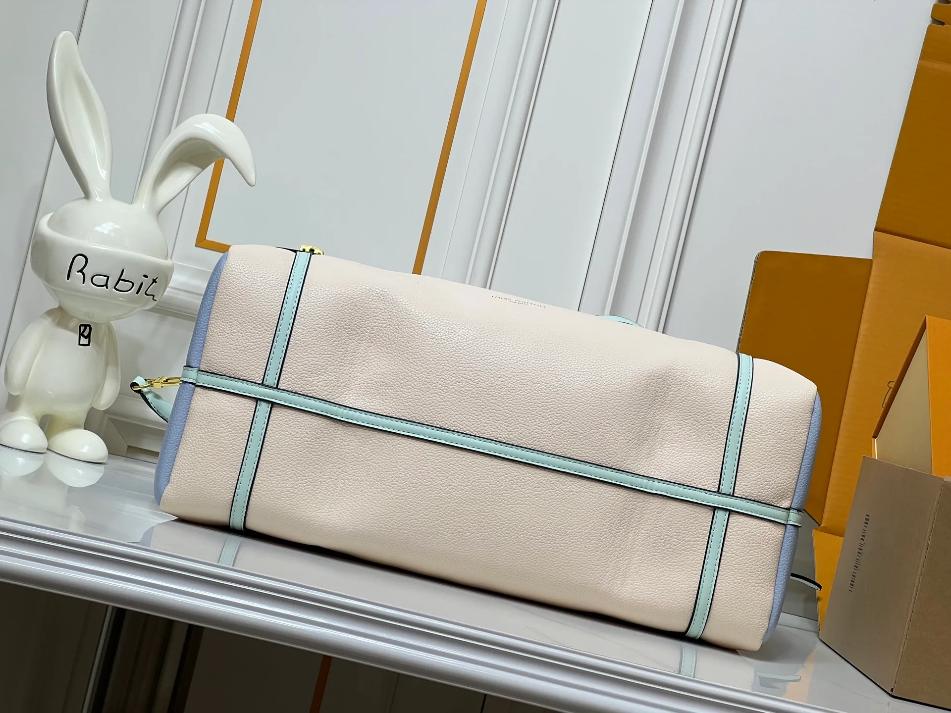 Batch 300💰Upgraded original M26037 M26451 M26359 M26397 M26358 M26039 M26905 M26360 M13668 M13667 This large Express Travel handbag injects a gentle atmosphere into the classic Keepall handbag, highlighting Nicolas Ghesquière's keen insight into the rhythm of urban travel. Made from fine-grained cowhide leather with Monogram canvas elements, the soft construction offers plenty of space, and the adjustable handle and removable rolled-leather handle allow for flexible carrying. Dimensions: 45 x 20 x 27 (cm) ((length x height x width)