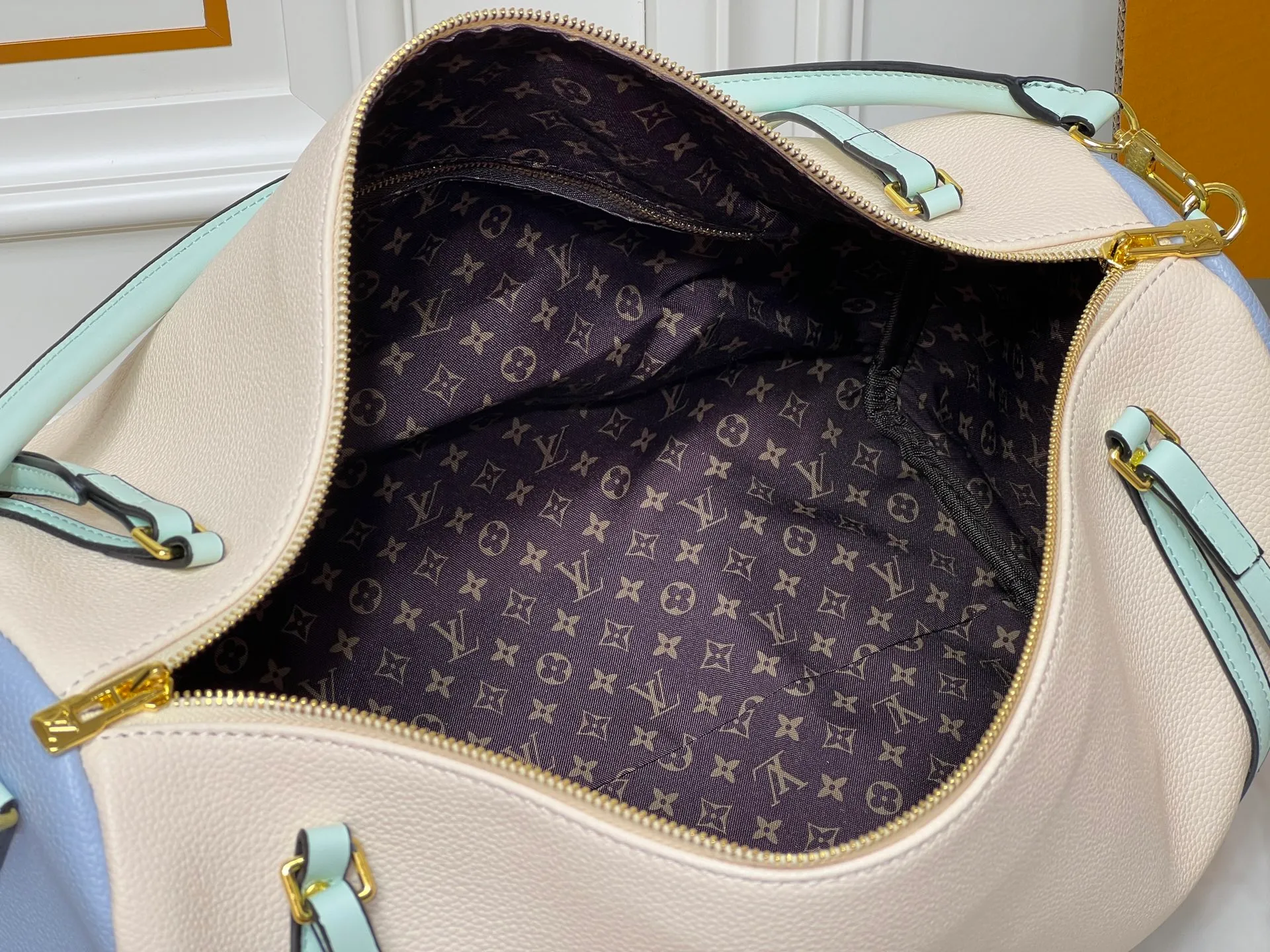 Batch 300💰Upgraded original M26037 M26451 M26359 M26397 M26358 M26039 M26905 M26360 M13668 M13667 This large Express Travel handbag injects a gentle atmosphere into the classic Keepall handbag, highlighting Nicolas Ghesquière's keen insight into the rhythm of urban travel. Made from fine-grained cowhide leather with Monogram canvas elements, the soft construction offers plenty of space, and the adjustable handle and removable rolled-leather handle allow for flexible carrying. Dimensions: 45 x 20 x 27 (cm) ((length x height x width)