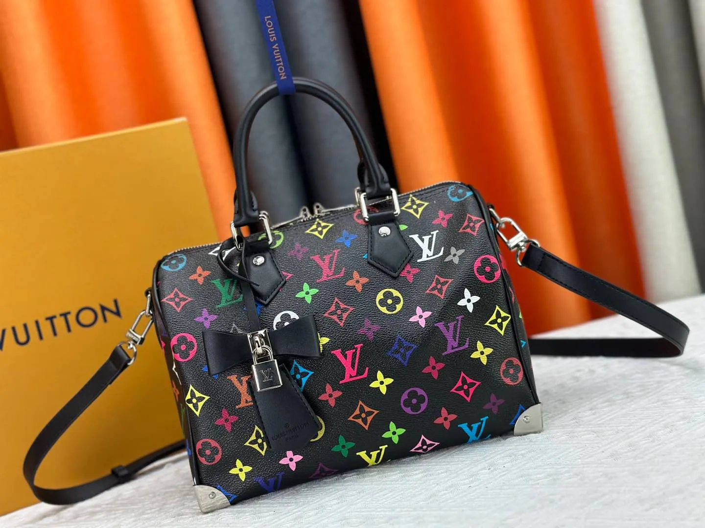 P300 Upgraded original M13805 M13257 M40390 LV Murakami Takashi co-branded NANOSPEEDY handbag This Nano Speedy handbag combines Monogram canvas and cow leather trim printing, with 33 colorful colors to interpret white, black and white tricolor. It has been launched in twelve sections and is very popular around the world and is loved by celebrities and celebrities. 25.0 x 19.0 x 15.0 cm