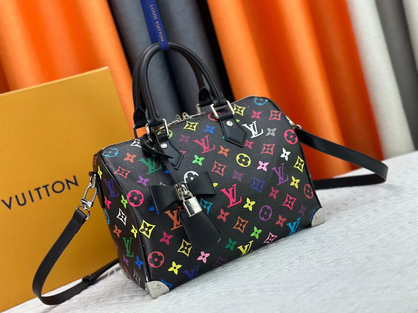 P300 Upgraded original M13805 M13257 M40390 LV Murakami Takashi co-branded NANOSPEEDY handbag This Nano Speedy handbag combines Monogram canvas and cow leather trim printing, with 33 colorful colors to interpret white, black and white tricolor. It has been launched in twelve sections and is very popular around the world and is loved by celebrities and celebrities. 25.0 x 19.0 x 15.0 cm