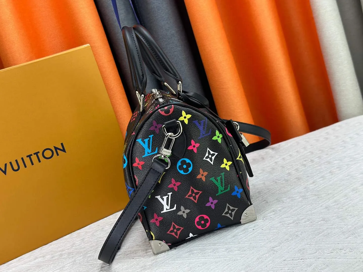 P300 Upgraded original M13805 M13257 M40390 LV Murakami Takashi co-branded NANOSPEEDY handbag This Nano Speedy handbag combines Monogram canvas and cow leather trim printing, with 33 colorful colors to interpret white, black and white tricolor. It has been launched in twelve sections and is very popular around the world and is loved by celebrities and celebrities. 25.0 x 19.0 x 15.0 cm