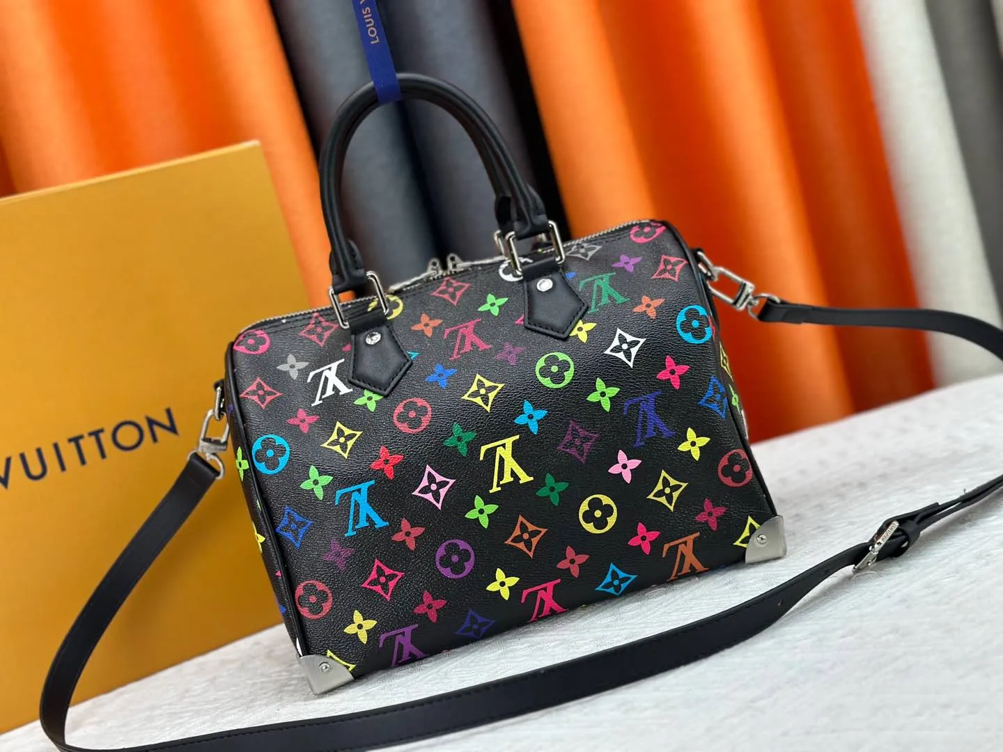 P300 Upgraded original M13805 M13257 M40390 LV Murakami Takashi co-branded NANOSPEEDY handbag This Nano Speedy handbag combines Monogram canvas and cow leather trim printing, with 33 colorful colors to interpret white, black and white tricolor. It has been launched in twelve sections and is very popular around the world and is loved by celebrities and celebrities. 25.0 x 19.0 x 15.0 cm