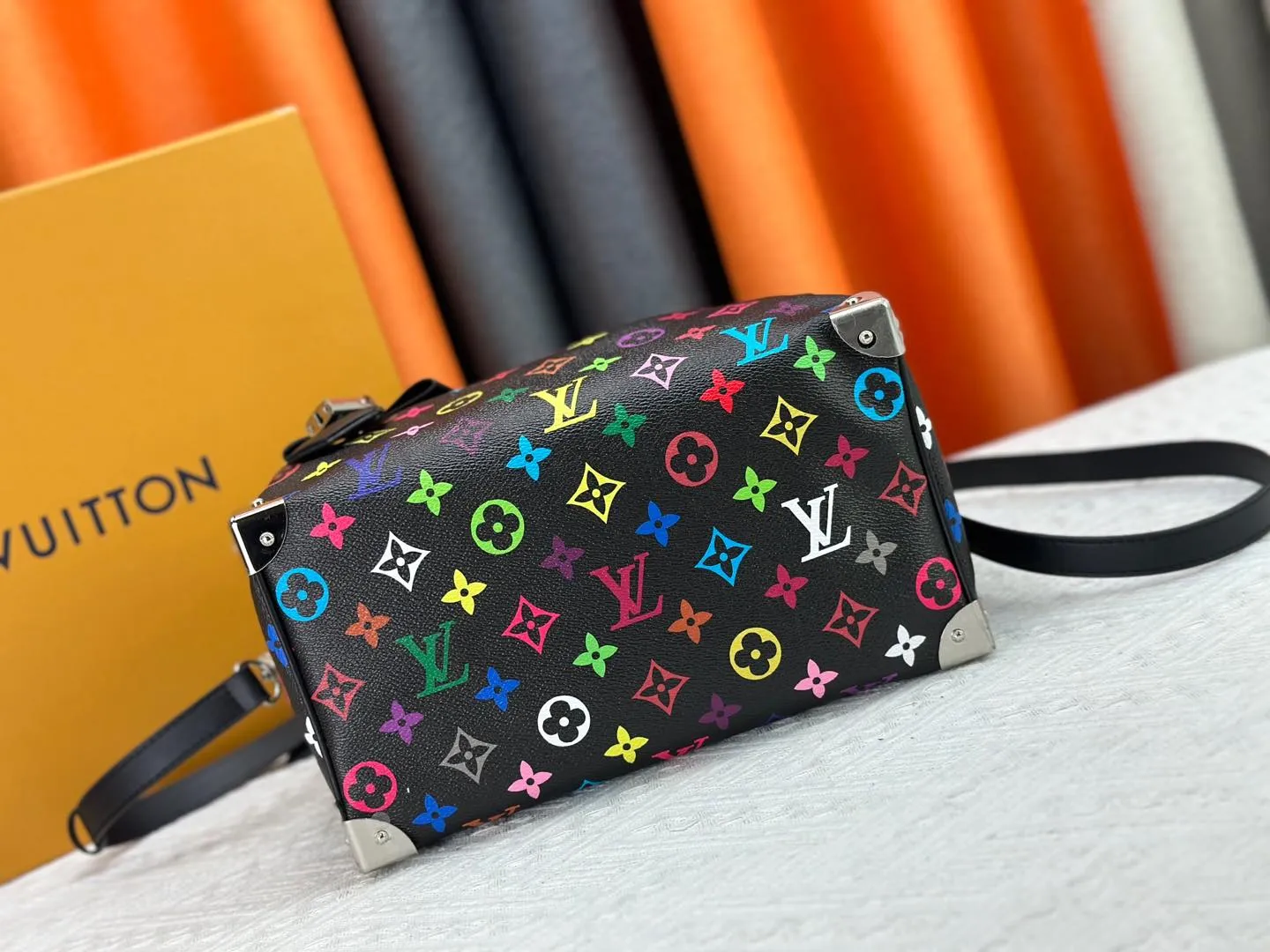 P300 Upgraded original M13805 M13257 M40390 LV Murakami Takashi co-branded NANOSPEEDY handbag This Nano Speedy handbag combines Monogram canvas and cow leather trim printing, with 33 colorful colors to interpret white, black and white tricolor. It has been launched in twelve sections and is very popular around the world and is loved by celebrities and celebrities. 25.0 x 19.0 x 15.0 cm