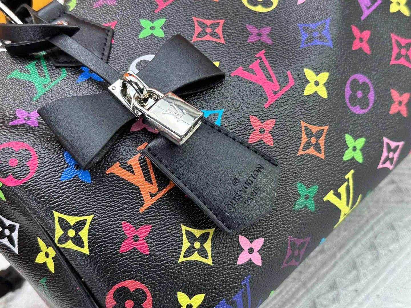 P300 Upgraded original M13805 M13257 M40390 LV Murakami Takashi co-branded NANOSPEEDY handbag This Nano Speedy handbag combines Monogram canvas and cow leather trim printing, with 33 colorful colors to interpret white, black and white tricolor. It has been launched in twelve sections and is very popular around the world and is loved by celebrities and celebrities. 25.0 x 19.0 x 15.0 cm