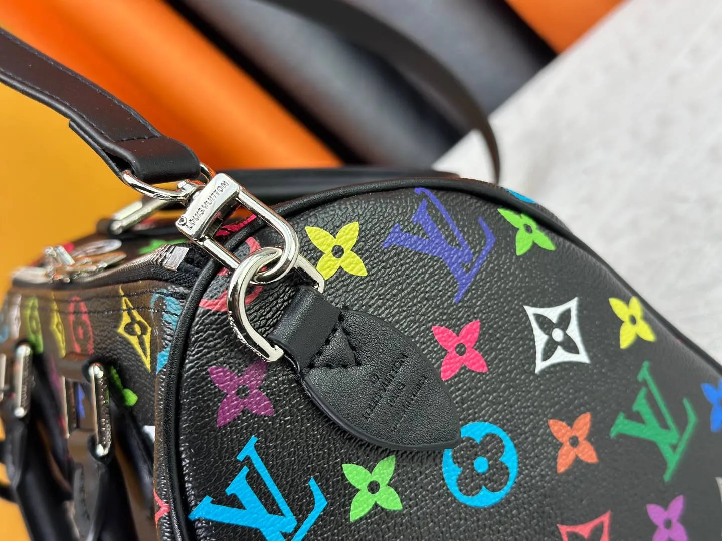 P300 Upgraded original M13805 M13257 M40390 LV Murakami Takashi co-branded NANOSPEEDY handbag This Nano Speedy handbag combines Monogram canvas and cow leather trim printing, with 33 colorful colors to interpret white, black and white tricolor. It has been launched in twelve sections and is very popular around the world and is loved by celebrities and celebrities. 25.0 x 19.0 x 15.0 cm