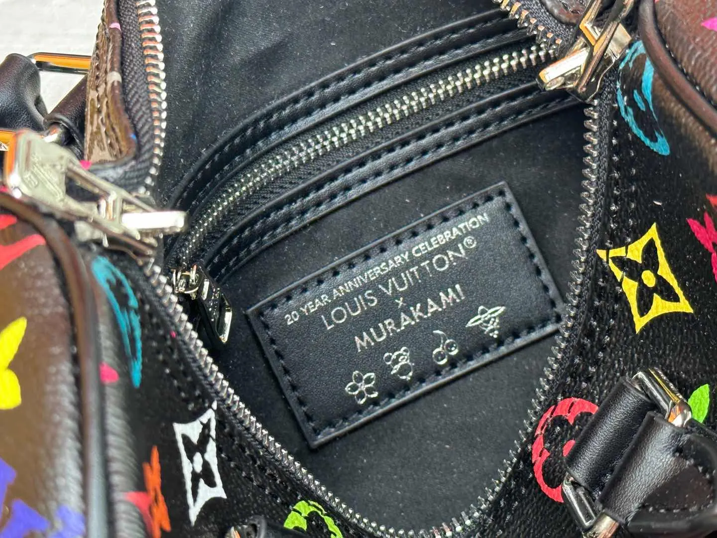 P300 Upgraded original M13805 M13257 M40390 LV Murakami Takashi co-branded NANOSPEEDY handbag This Nano Speedy handbag combines Monogram canvas and cow leather trim printing, with 33 colorful colors to interpret white, black and white tricolor. It has been launched in twelve sections and is very popular around the world and is loved by celebrities and celebrities. 25.0 x 19.0 x 15.0 cm