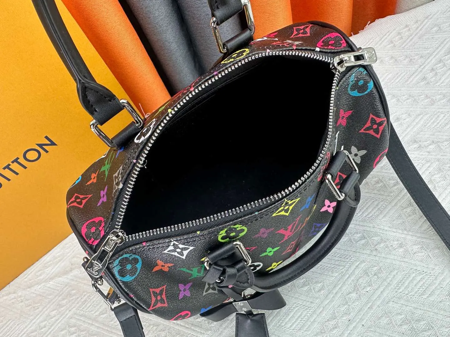 P300 Upgraded original M13805 M13257 M40390 LV Murakami Takashi co-branded NANOSPEEDY handbag This Nano Speedy handbag combines Monogram canvas and cow leather trim printing, with 33 colorful colors to interpret white, black and white tricolor. It has been launched in twelve sections and is very popular around the world and is loved by celebrities and celebrities. 25.0 x 19.0 x 15.0 cm