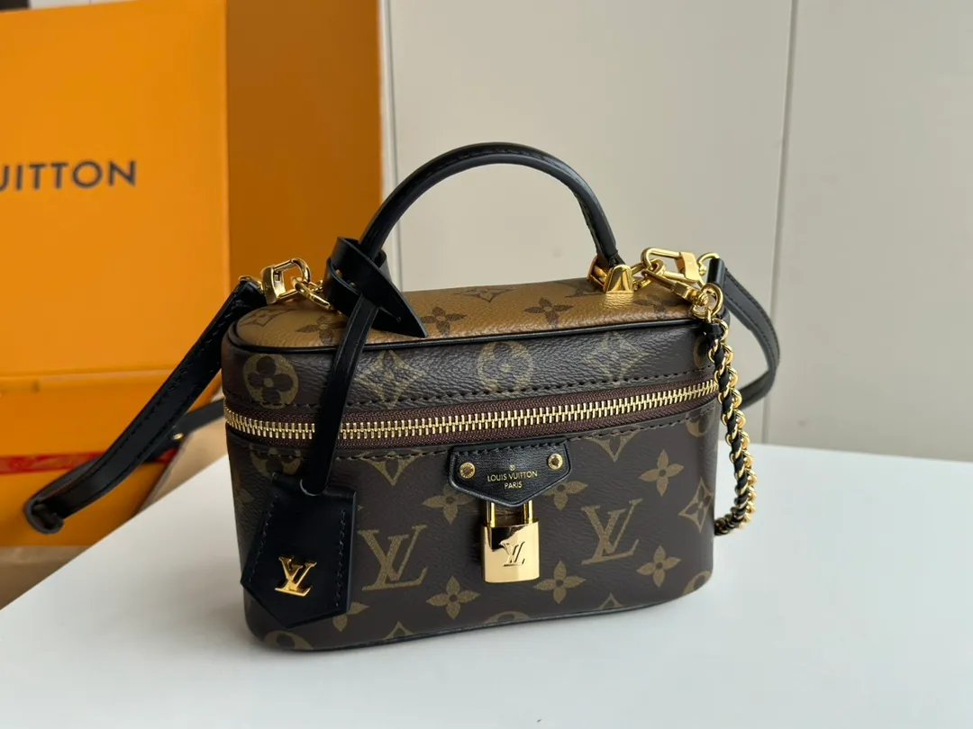 p1960 [equipped with counter mb full package] Vanity Chain Pouch handbag, special grade all-steel M47125 presbyopic rhombus decoded chip version, exclusive duty-free channel. This handbag draws inspiration from the classic cosmetic case, and the Monogram canvas interprets the spirit of travel. The top handle and detachable braided chain are infused with leather elements, complementing the clean lines of the bag. The L-engraved padlock and leather key bag continue the iconic details. Model: M47125 Presbyopia Size: 19*11.5*6.5cm