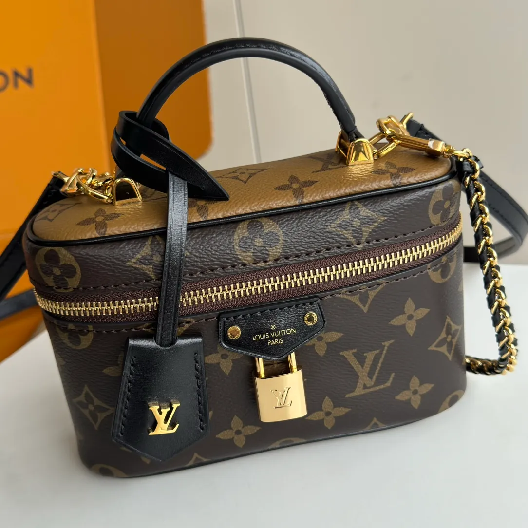 p1960 [equipped with counter mb full package] Vanity Chain Pouch handbag, special grade all-steel M47125 presbyopic rhombus decoded chip version, exclusive duty-free channel. This handbag draws inspiration from the classic cosmetic case, and the Monogram canvas interprets the spirit of travel. The top handle and detachable braided chain are infused with leather elements, complementing the clean lines of the bag. The L-engraved padlock and leather key bag continue the iconic details. Model: M47125 Presbyopia Size: 19*11.5*6.5cm