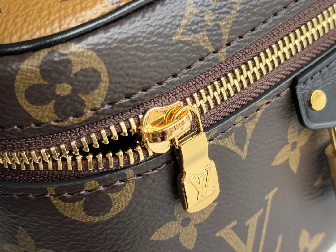 p1960 [equipped with counter mb full package] Vanity Chain Pouch handbag, special grade all-steel M47125 presbyopic rhombus decoded chip version, exclusive duty-free channel. This handbag draws inspiration from the classic cosmetic case, and the Monogram canvas interprets the spirit of travel. The top handle and detachable braided chain are infused with leather elements, complementing the clean lines of the bag. The L-engraved padlock and leather key bag continue the iconic details. Model: M47125 Presbyopia Size: 19*11.5*6.5cm