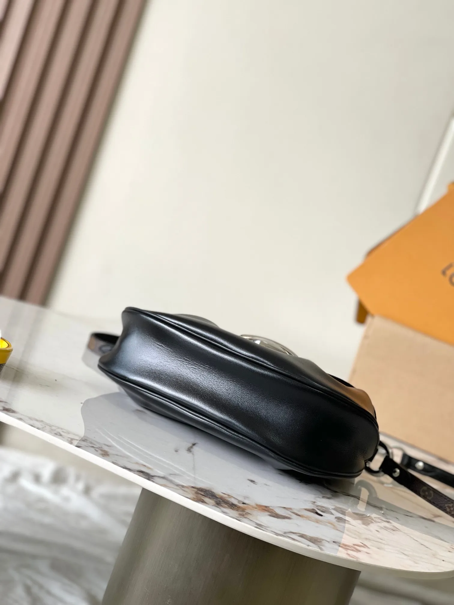 💰2160 [Special grade MB chip version original leather] Sunset Vibe handbag. Yingze sheep leather Model: M12192 black dynamic chip version Material: A-grade all-steel hardware, imported original fabric Packaging: full set of original factory duty-free MB packaging Size: 27*18*3CM