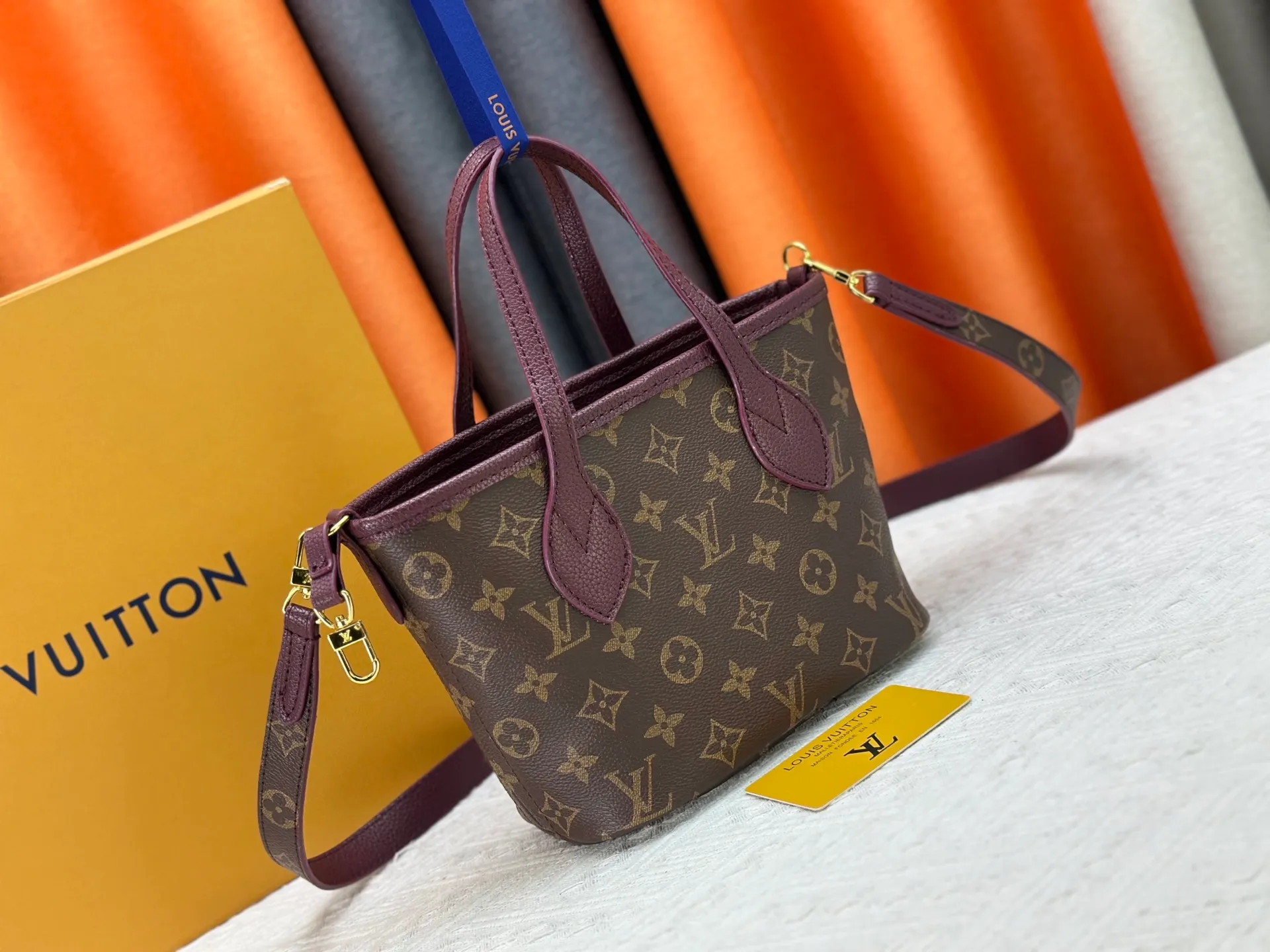 P250 M25656 M12099 Upgraded original Neverfull Bandouliere Inside Out BB handbag is a double-sided version of the classic design this season, with the front and back decorated with iconic Monogram canvas and grained leather. The removable zipper bag can be used alone or hung externally. The detachable shoulder strap makes it easy to wear cross-body, and the dazzling metal hardware adds a sophisticated detail. Dimensions: 26.5 × 16.5 × 11 cm