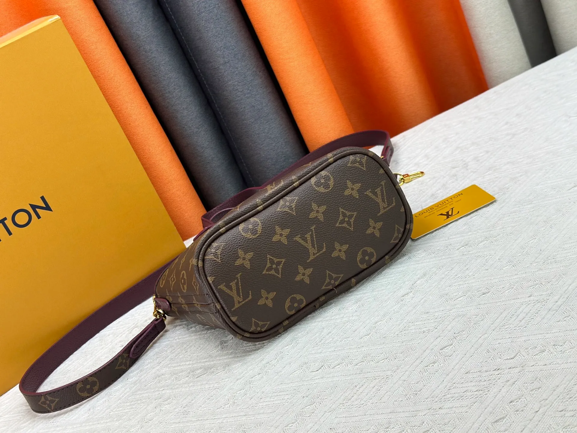 P250 M25656 M12099 Upgraded original Neverfull Bandouliere Inside Out BB handbag is a double-sided version of the classic design this season, with the front and back decorated with iconic Monogram canvas and grained leather. The removable zipper bag can be used alone or hung externally. The detachable shoulder strap makes it easy to wear cross-body, and the dazzling metal hardware adds a sophisticated detail. Dimensions: 26.5 × 16.5 × 11 cm
