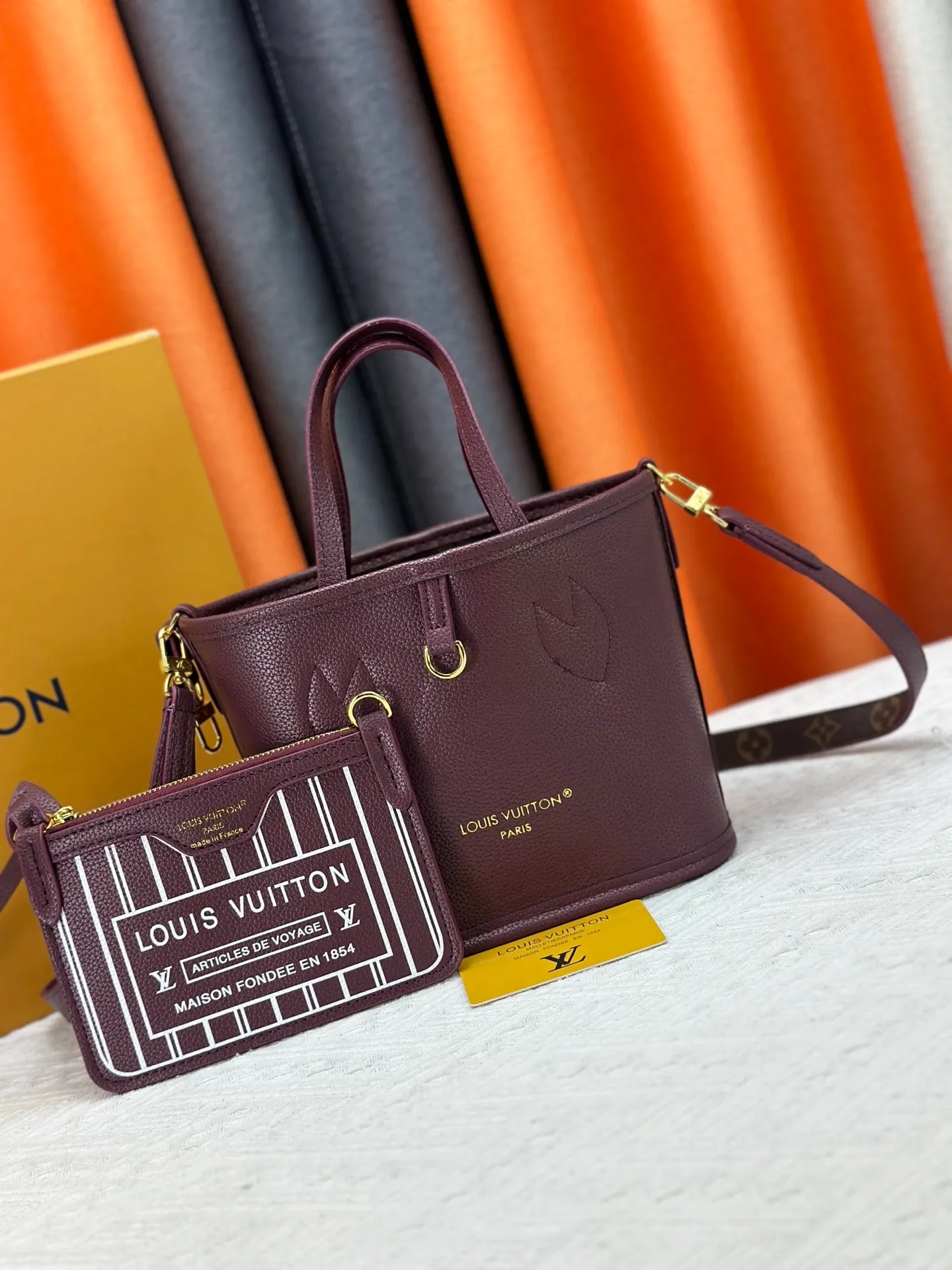 P250 M25656 M12099 Upgraded original Neverfull Bandouliere Inside Out BB handbag is a double-sided version of the classic design this season, with the front and back decorated with iconic Monogram canvas and grained leather. The removable zipper bag can be used alone or hung externally. The detachable shoulder strap makes it easy to wear cross-body, and the dazzling metal hardware adds a sophisticated detail. Dimensions: 26.5 × 16.5 × 11 cm