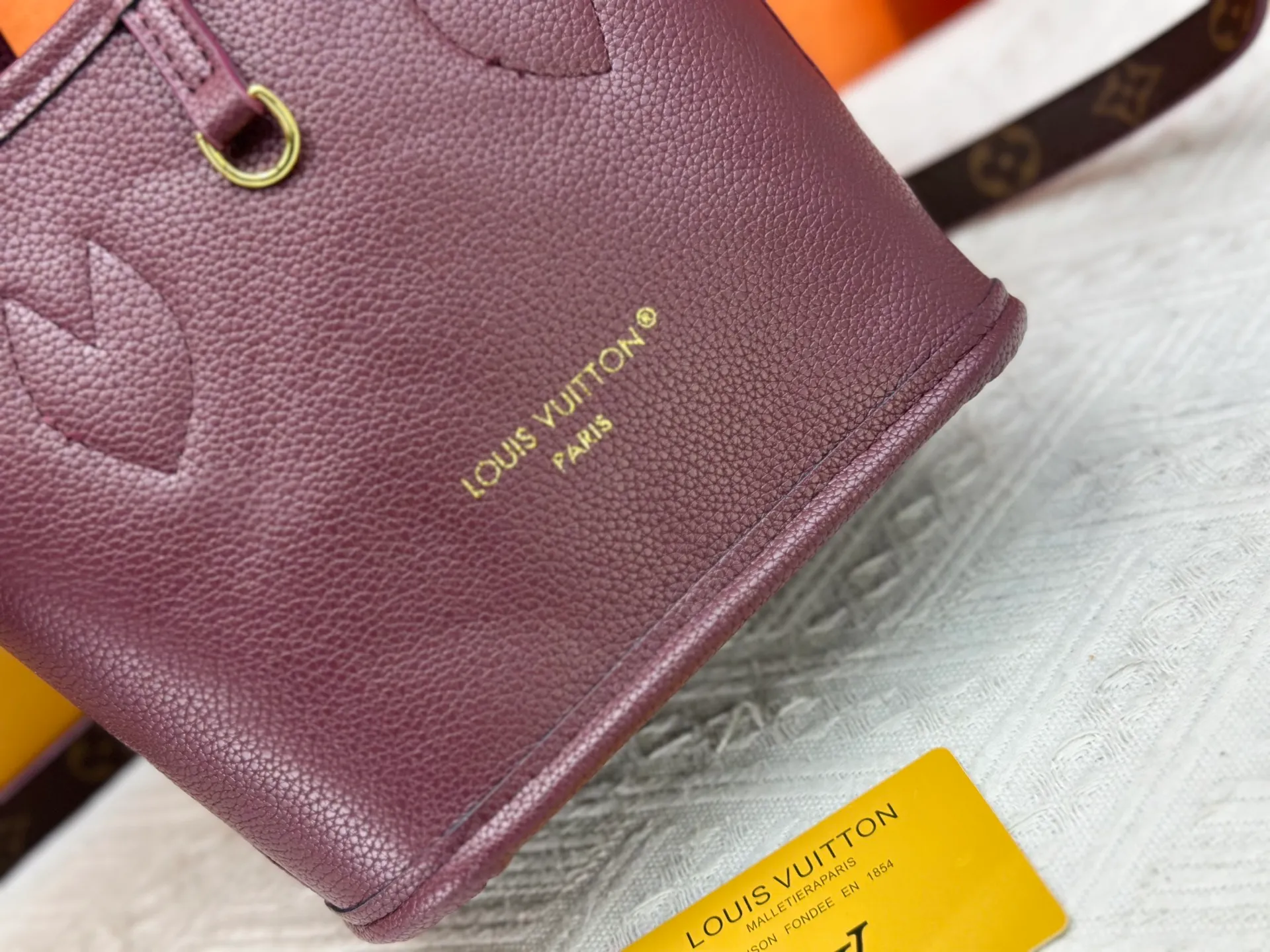 P250 M25656 M12099 Upgraded original Neverfull Bandouliere Inside Out BB handbag is a double-sided version of the classic design this season, with the front and back decorated with iconic Monogram canvas and grained leather. The removable zipper bag can be used alone or hung externally. The detachable shoulder strap makes it easy to wear cross-body, and the dazzling metal hardware adds a sophisticated detail. Dimensions: 26.5 × 16.5 × 11 cm