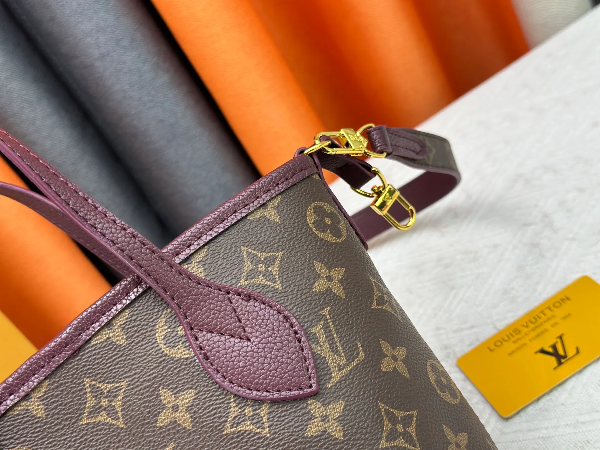 P250 M25656 M12099 Upgraded original Neverfull Bandouliere Inside Out BB handbag is a double-sided version of the classic design this season, with the front and back decorated with iconic Monogram canvas and grained leather. The removable zipper bag can be used alone or hung externally. The detachable shoulder strap makes it easy to wear cross-body, and the dazzling metal hardware adds a sophisticated detail. Dimensions: 26.5 × 16.5 × 11 cm
